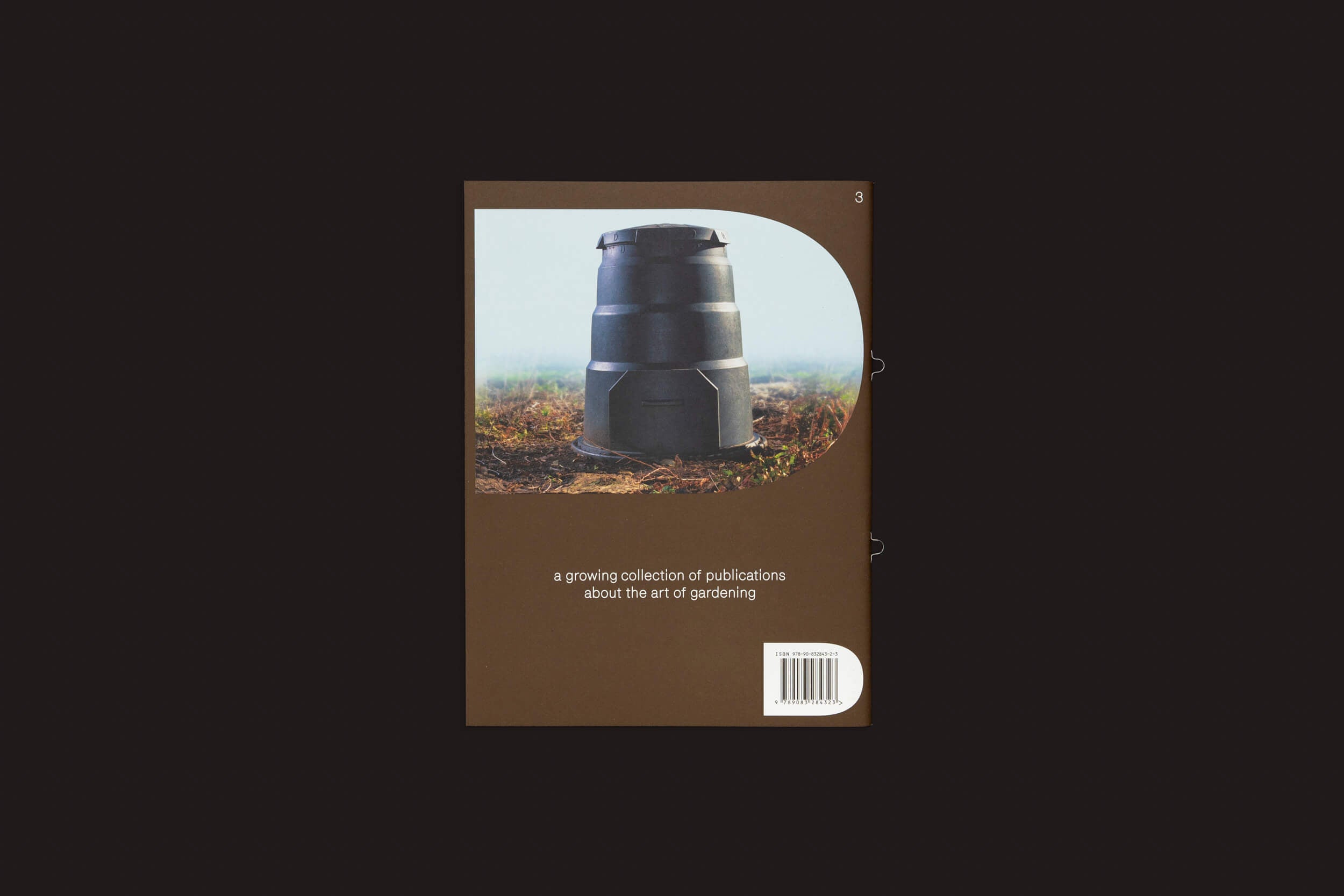 Uma pilha de livros com tema de jardinagem é coberta por uma grande e escura Pleasant Place 3: Compost bin contra um fundo marrom. O texto diz uma crescente coleção de publicações sobre a arte da jardinagem e compostagem. Um código de barras é visível no canto.