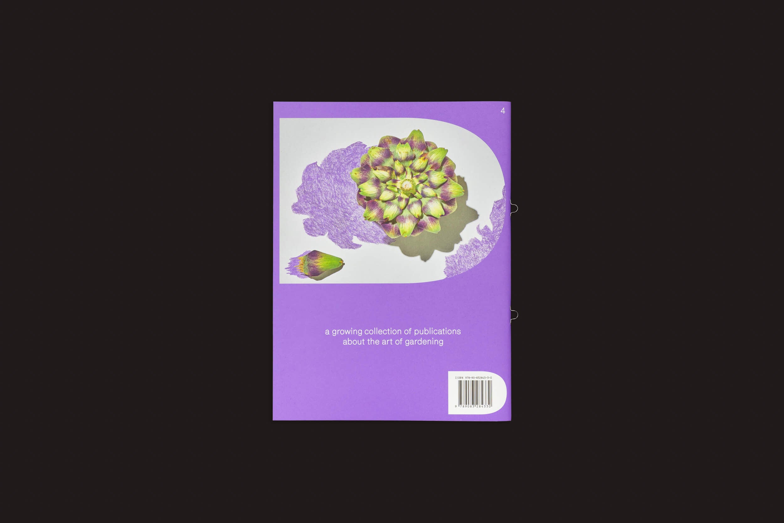 Uma capa de livro roxa apresenta uma ilustração de uma flor desabrochando, contornada com pontos brancos e roxos. Intitulado Pleasant Place 4: Artichoke (Cynara cardunculus var. Scolymus) por Pleasant Place, ele destaca a arte da jardinagem. Um código de barras fica no canto inferior direito.
