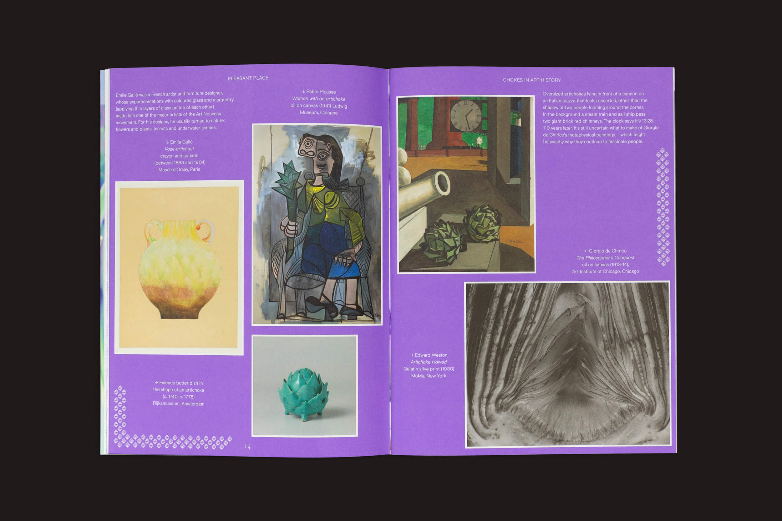 Uma revista aberta em um fundo roxo exibe várias obras de arte. A página da esquerda mostra um vaso abstrato, uma forma geométrica e uma escultura verde. Na página da direita está Pleasant Place 4: Alcachofra (Cynara cardunculus var. Scolymus), ao lado da qual há uma imagem abstrata monocromática inspirada em vegetais.