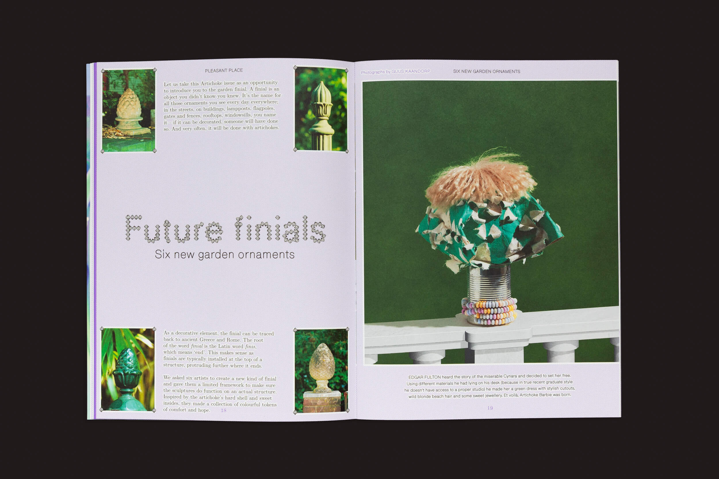 Uma revista sobre ornamentos de jardim: a página da esquerda apresenta o texto intitulado Future finials com pequenas fotos. A página da direita exibe o Artichoke da Pleasant Place, um objeto decorativo com um topo bulboso verde e marrom feito de vários materiais, colocado sobre um corrimão branco.