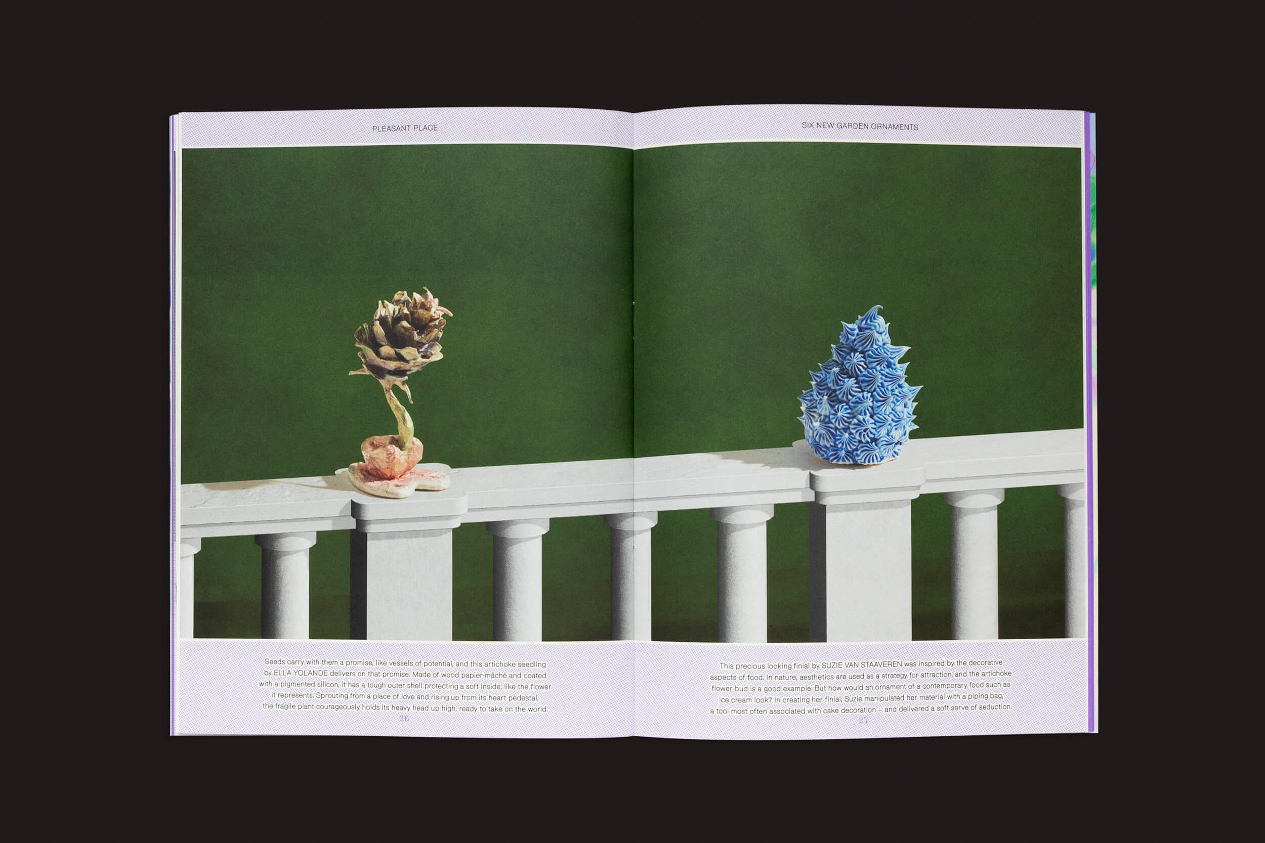 Uma revista Pleasant Place aberta exibe duas páginas. A página da esquerda mostra uma flor seca em um corrimão, enquanto a da direita apresenta um enfeite de pinha azul brilhante. Ambas as páginas são aprimoradas com dicas de vegetação e texto na parte inferior. Produto: Pleasant Place 4: Alcachofra (Cynara cardunculus var. Scolymus).