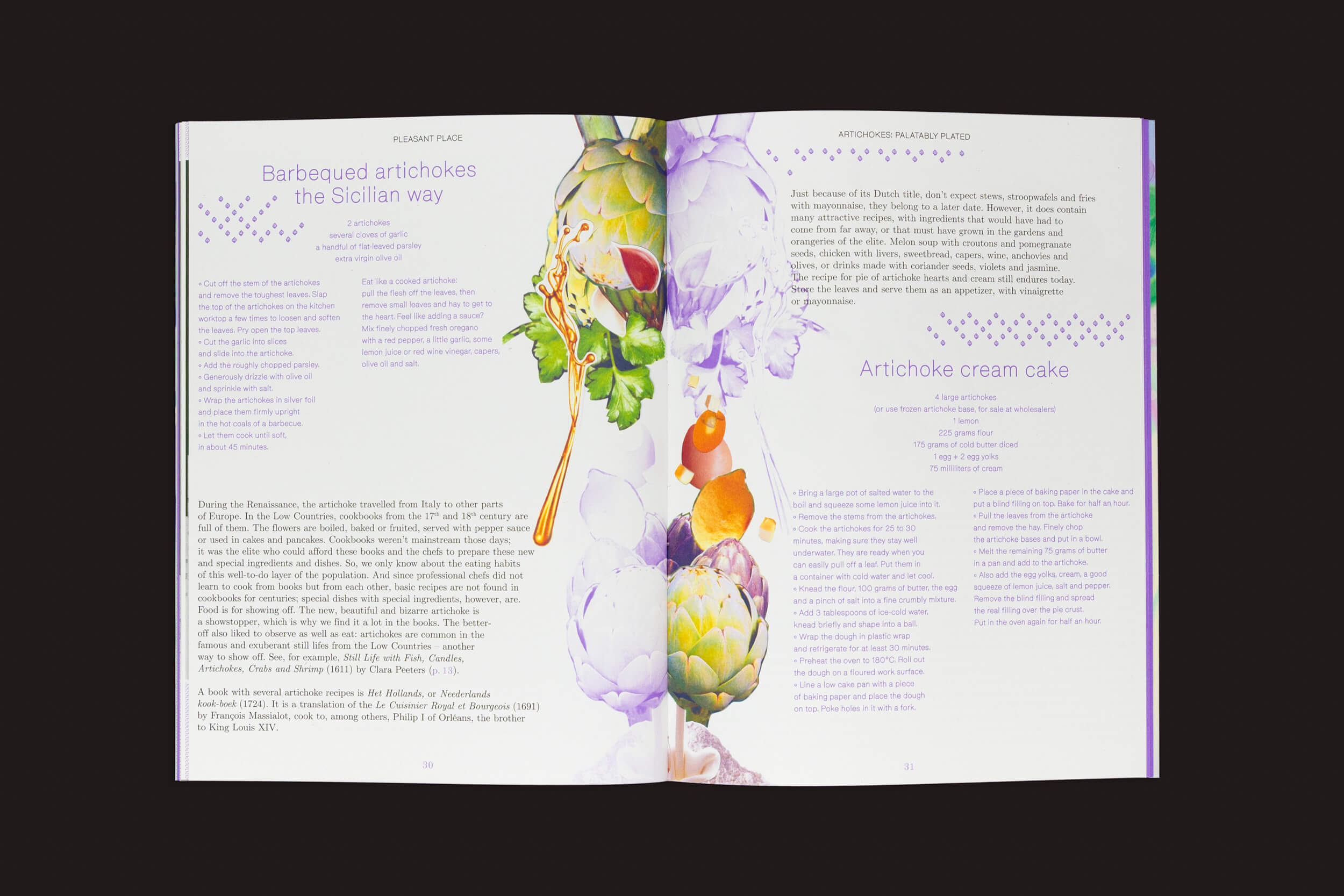 O livro de receitas aberto do Pleasant Place, Alcachofra (Cynara cardunculus var. Scolymus), revela receitas como Alcachofras grelhadas à moda siciliana e Bolo de creme de alcachofra, com ilustrações decorativas de alcachofra e toques inspirados em vegetais em cada delícia saborosa.