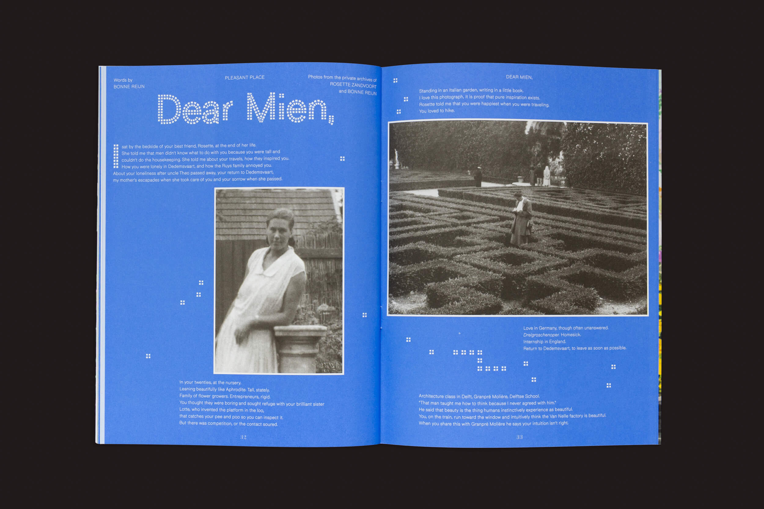 Livro aberto com páginas azuis intitulado Pleasant Place 5: Mien Ruys de Pleasant Place. A página da esquerda mostra uma foto histórica de alguém encostado em uma grade, enquanto a página da direita tem uma imagem em preto e branco de uma pessoa em um labirinto de sebes expansivo influenciado pelo designer de jardins. Texto e gráficos são visíveis.