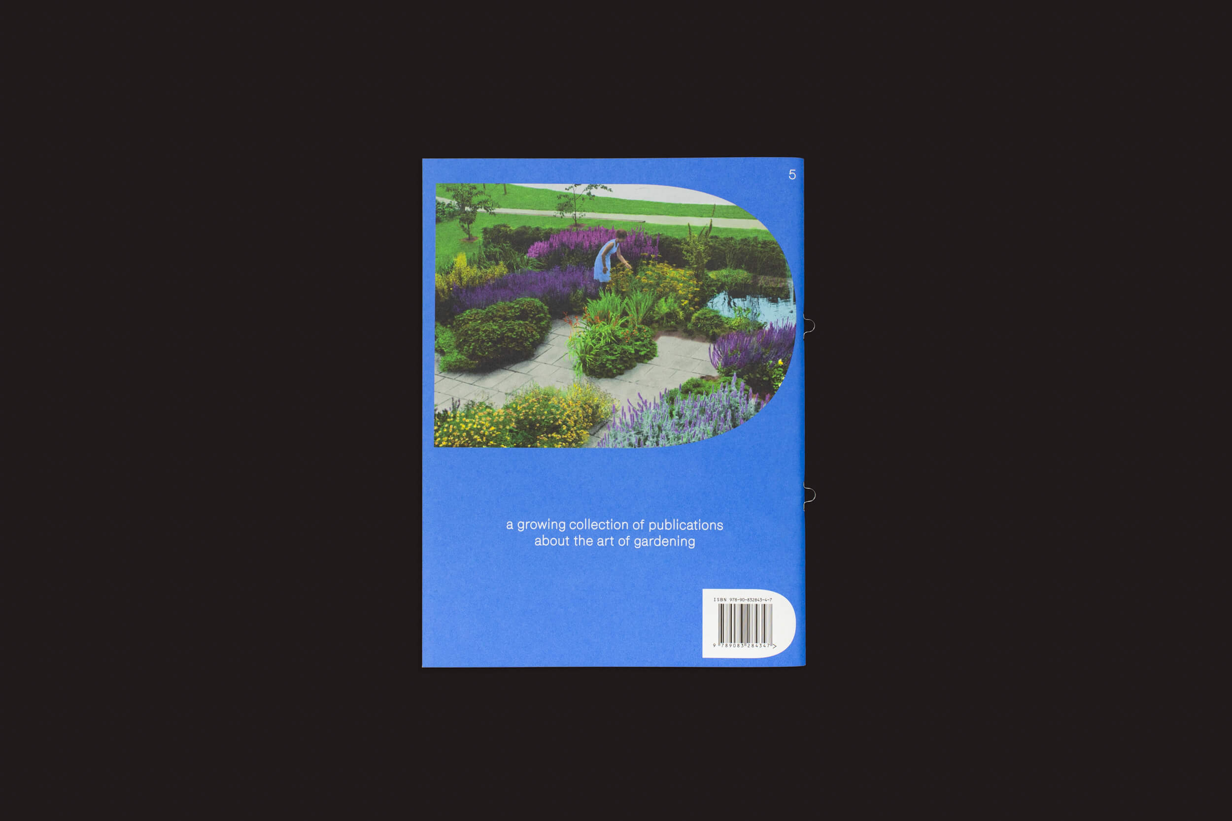 O livreto Pleasant Place 5: Mien Ruys da Pleasant Place apresenta uma capa azul com uma cena de jardinagem, flores coloridas e uma pessoa cuidando de plantas. O texto afirma uma coleção crescente de publicações sobre a arte da jardinagem, com um código de barras no canto inferior direito.