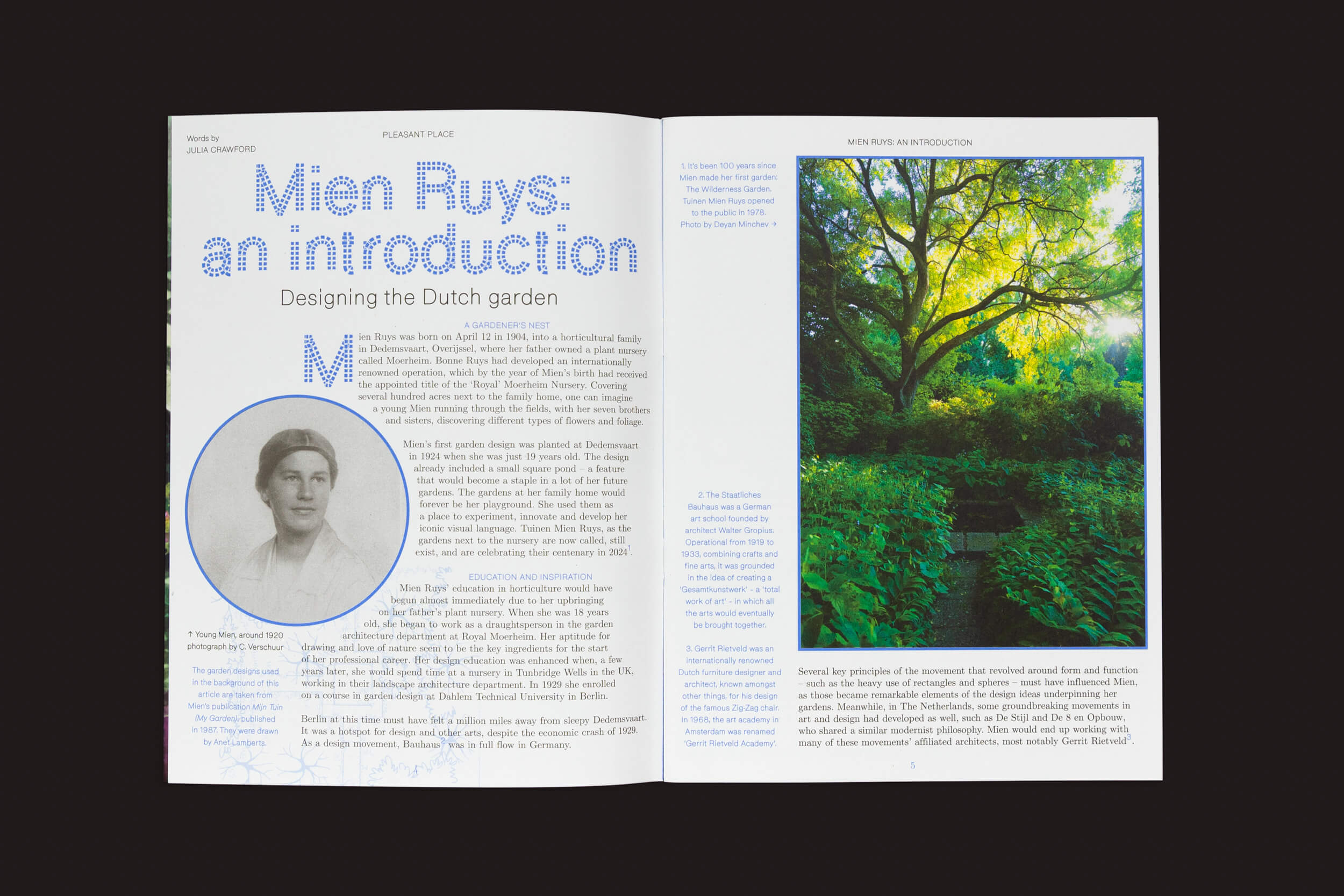 Uma matéria de revista intitulada Pleasant Place 5: Mien Ruys exibe à esquerda uma foto vintage da famosa designer de jardins, enquanto à direita destaca seu impacto com uma cena de jardim exuberante, emblemática do Movimento das Novas Perenes, sob luz solar intensa.
