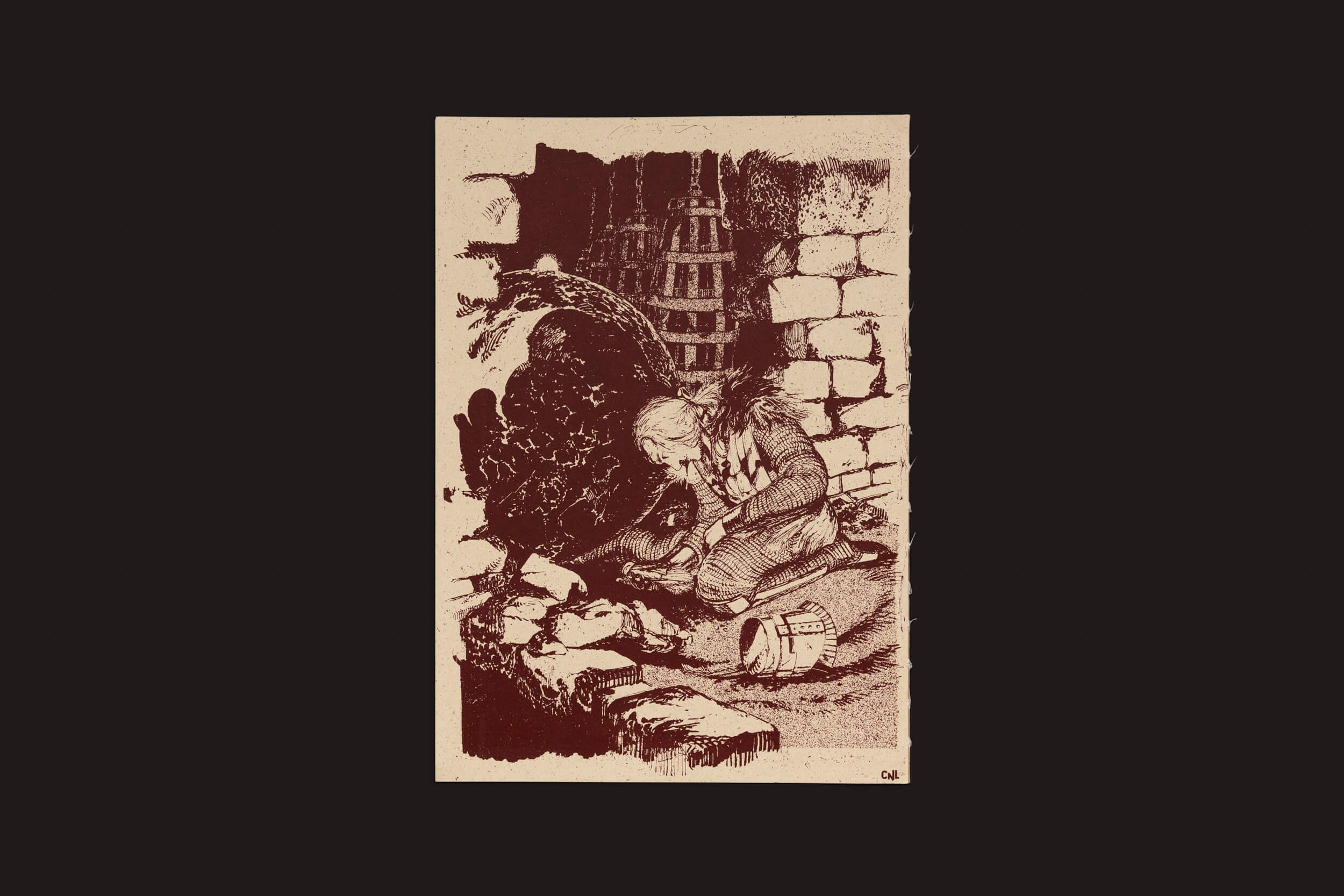 Uma cena em tom sépia em Lagon #7: Pluie, da Lagon Revue, mostra uma pessoa em traje listrado agachada perto de um muro de pedra, cuidando de uma fogueira, com pedras e barris projetando sombras que realçam a atmosfera escura e rústica típica das narrativas gráficas.