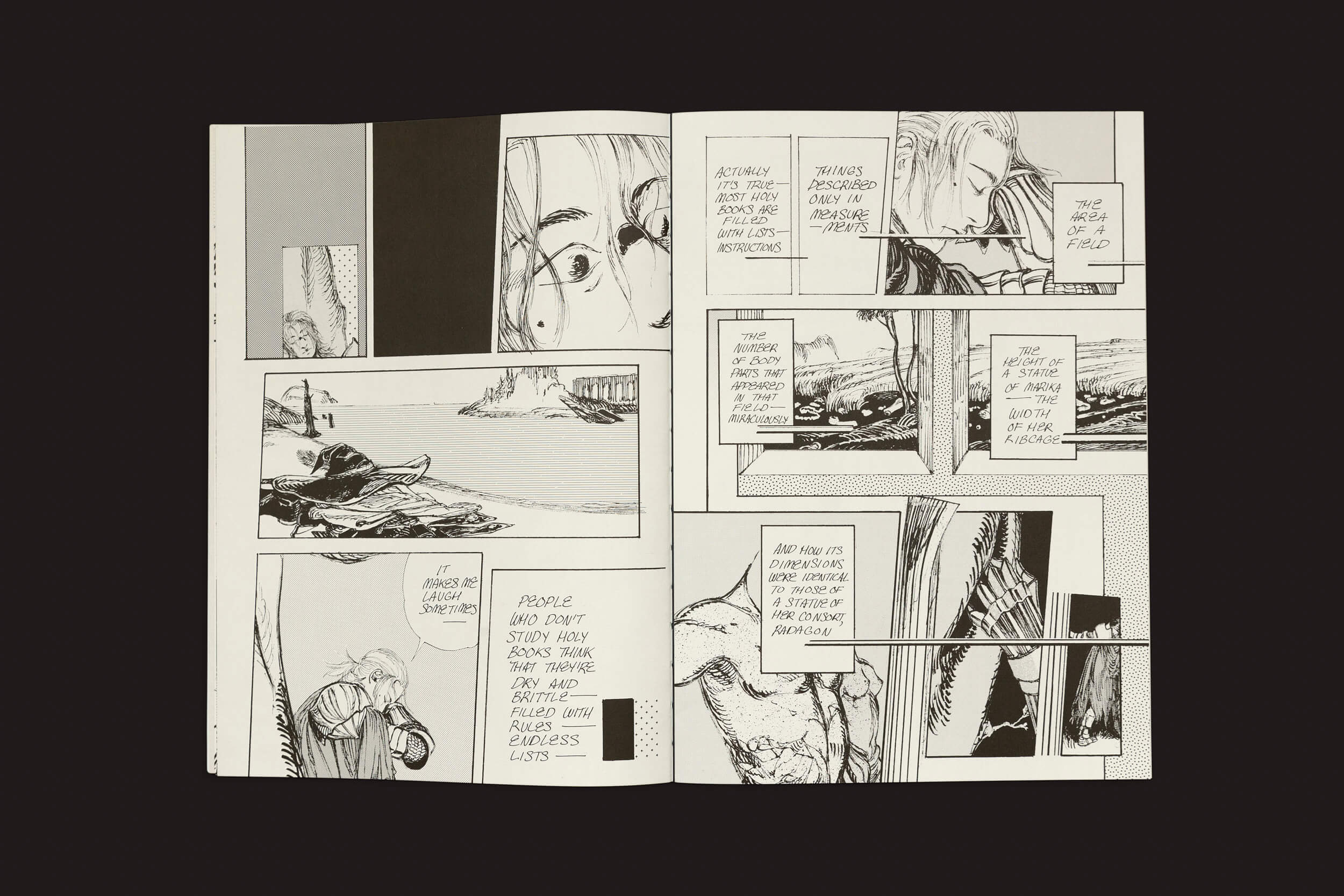 Um mangá preto e branco da Lagon #7: Pluie da Lagon Revue mostra uma mulher envolvida em atividades como conversar, usar binóculos e sentar-se na orla. Os painéis detalham suas reflexões e diálogos sobre suas observações nessas narrativas gráficas.