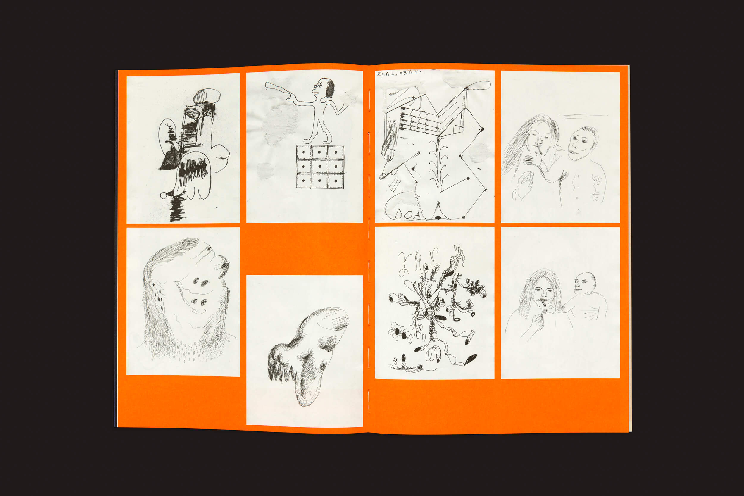 Lagon #7: Pluie, da Lagon Revue, apresenta um livro aberto com bordas laranja, exibindo oito esboços exclusivos feitos à mão de figuras e rostos humanos abstratos, capturando a essência das narrativas gráficas por meio de uma narrativa visual distinta.