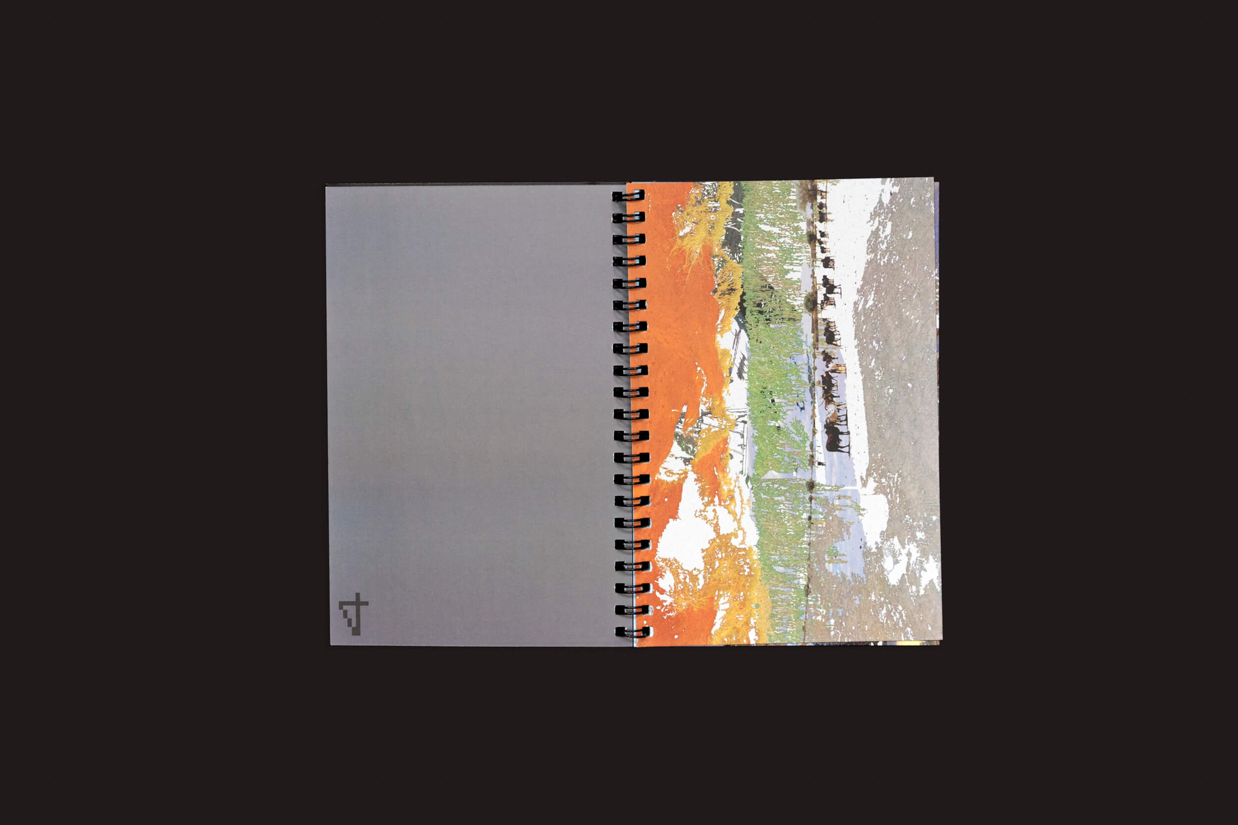 O Romeu Silveira: Post-Paysages da zero-Edições é um caderno espiral com capa cinza lisa e um pequeno logotipo. Ele abre para revelar pinturas abstratas vibrantes em laranja, verde e branco, reminiscentes de colagens digitais, contra um fundo preto elegante.