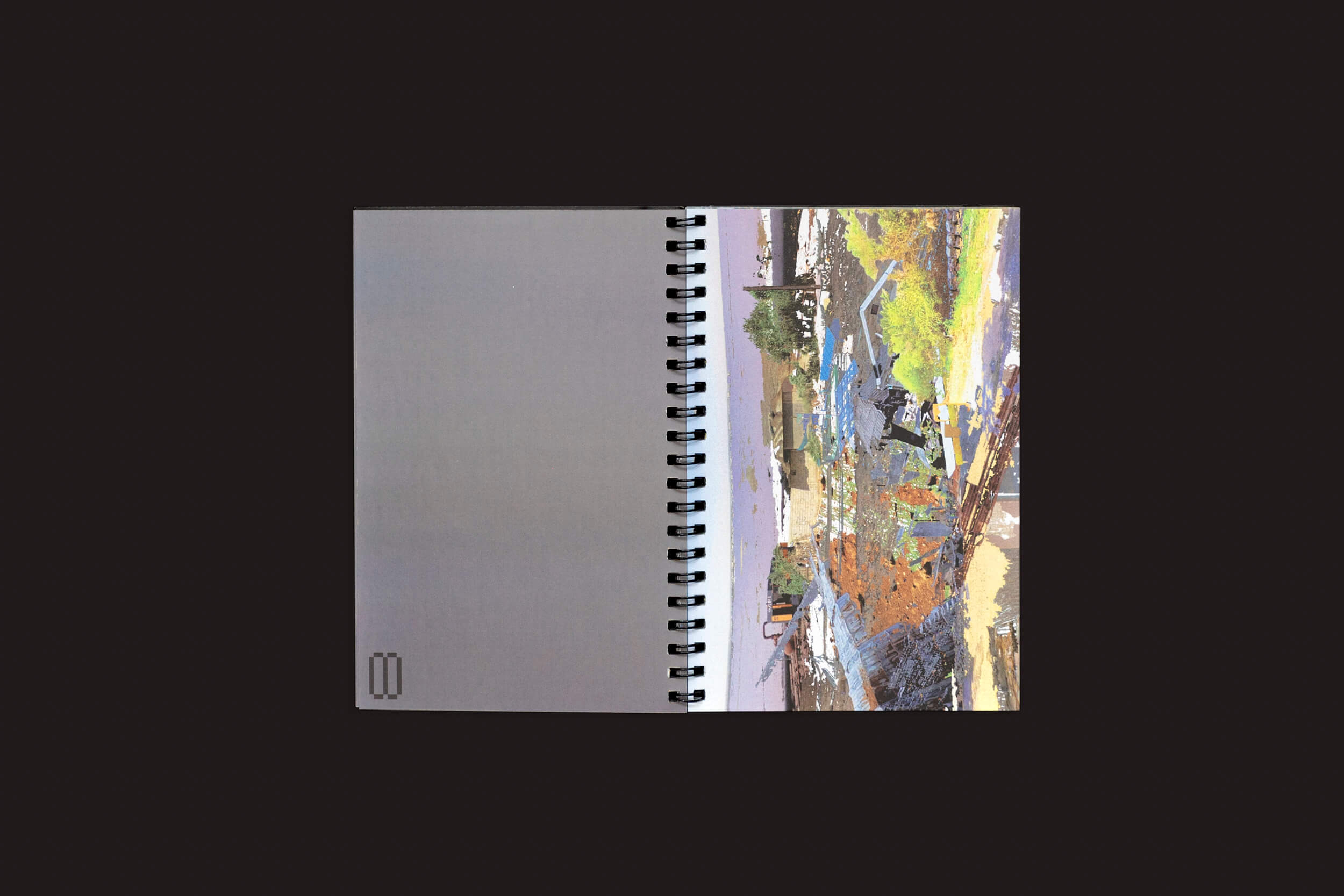 Um caderno de esboços aberto, encadernado em espiral, da zero-Edições, é colocado sobre um fundo preto. A página da esquerda está em branco; a da direita apresenta uma paisagem colorida de Romeu Silveira: Post-Paysages, com pinceladas abstratas representando grama, pedras e céu azul — evocando cenas do Google Street View.