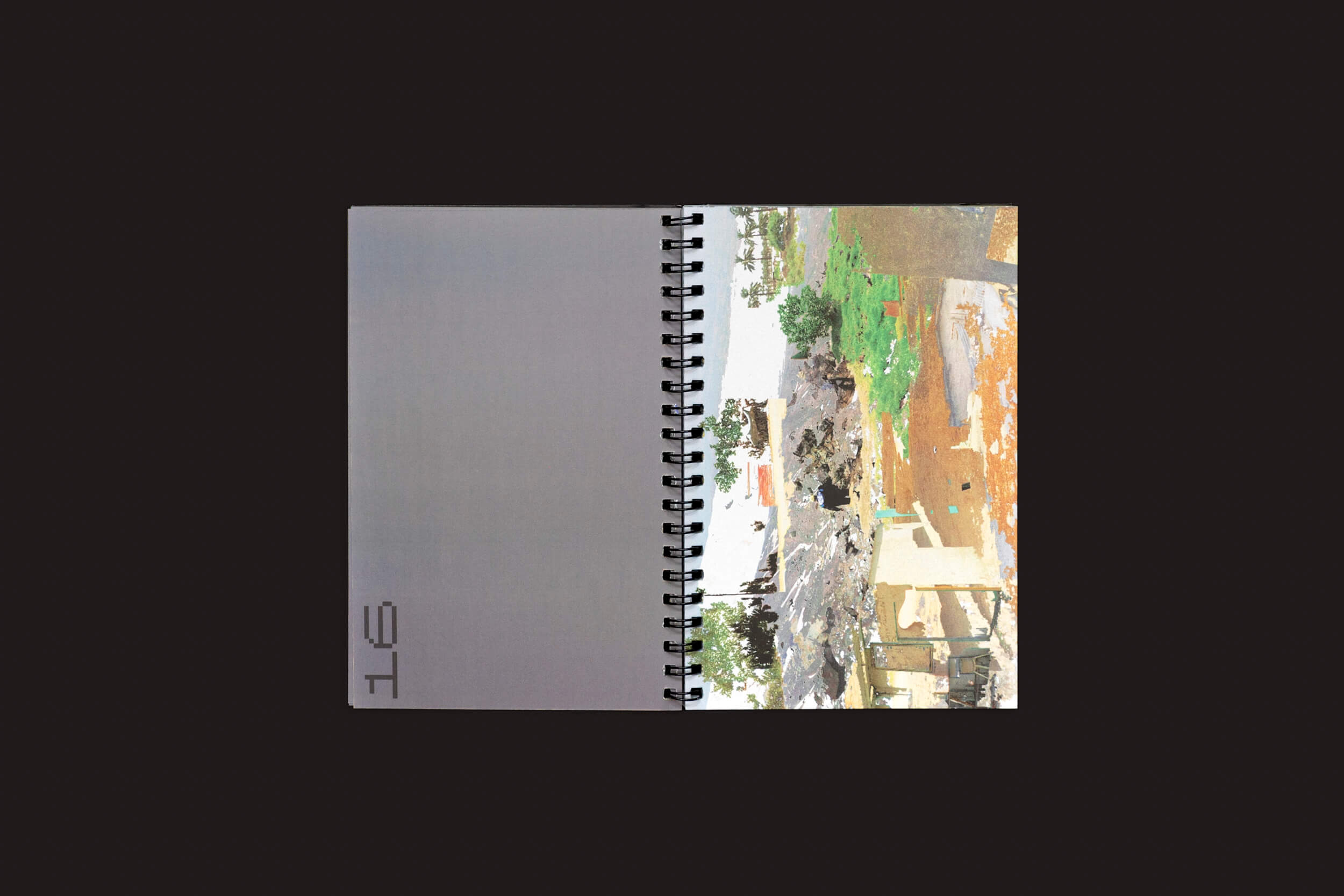 A exposição Romeu Silveira: Post-Paysages da zero-Edições está aberta, exibindo uma paisagem abstrata colorida semelhante ao Google Street View à direita e uma página cinza à esquerda com 16 no canto, sobre um fundo preto sólido que destaca a criatividade da colagem digital.