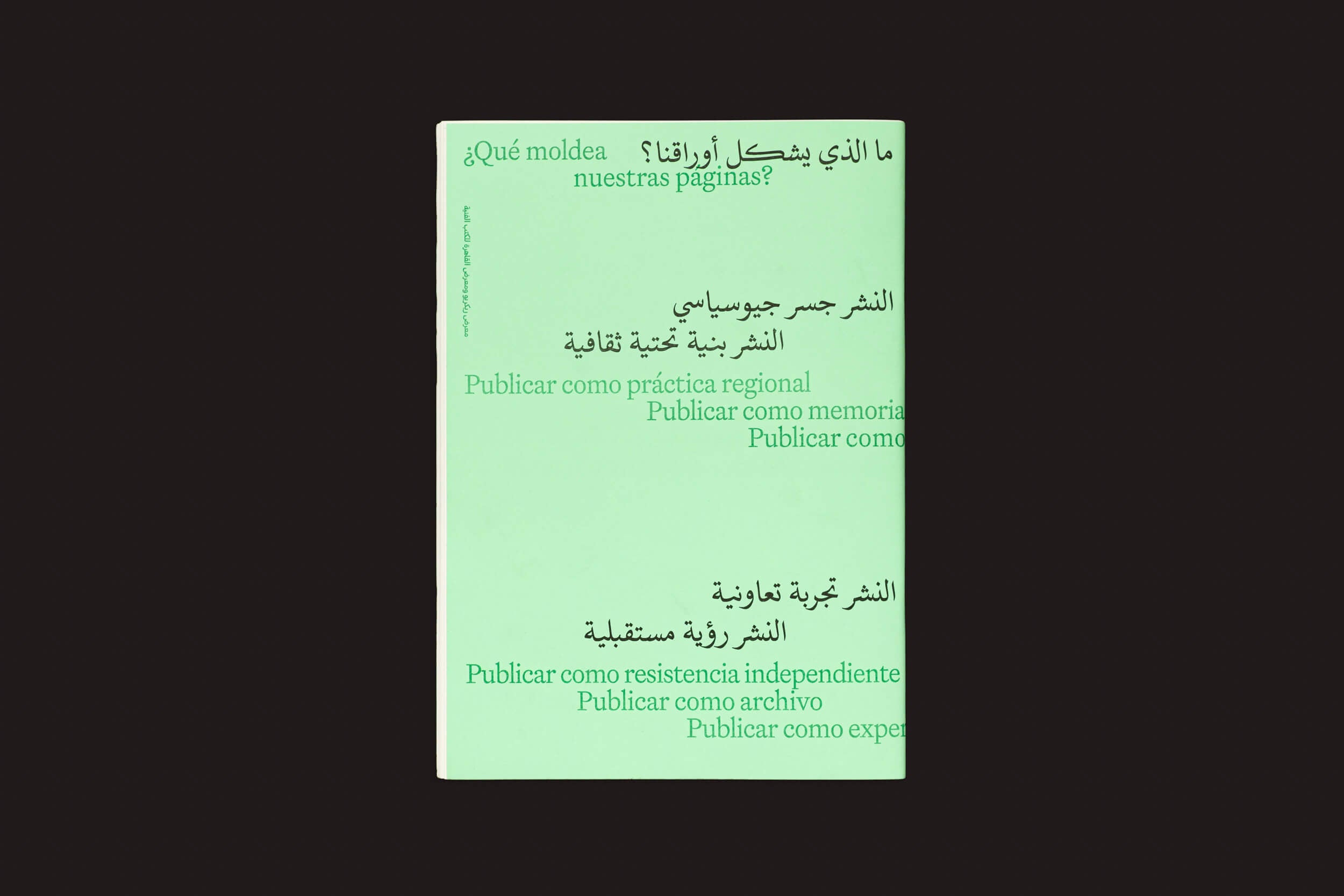 O livro "¿Qué moldea nuestras páginas?: Vários artistas" da Handshake tem capa verde com texto em espanhol e árabe, explorando temas de resistência e práticas editoriais por meio de seu design minimalista sobre fundo preto.