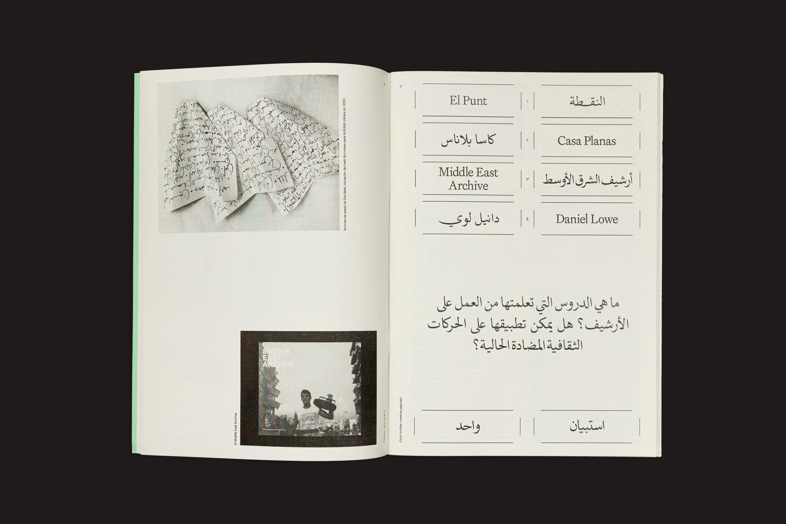 Um livro aberto de "¿Qué moldea nuestras páginas?: Vários artistas" do Handshake mostra uma foto de escultura em preto e branco à esquerda, com texto em árabe e inglês detalhando identidades e títulos à direita. Abaixo, uma pergunta explora artefatos culturais dentro de identidade compartilhada — uma prática editorial bem pensada.