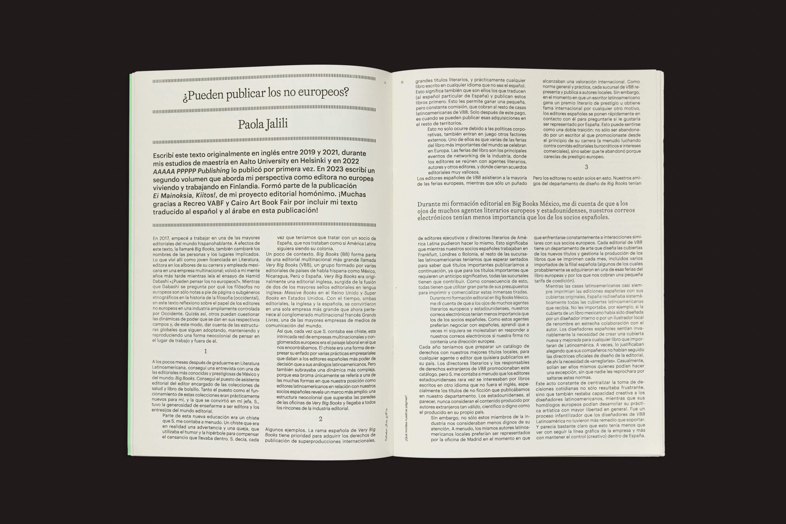 Uma revista aberta traz um artigo intitulado "¿Qué molda nuestras páginas?: Vários artistas" de Paula Jàfili do Handshake. O texto, sobre fundo preto, aprofunda práticas editoriais em colunas, com seções em negrito enfatizando temas de identidade compartilhada.