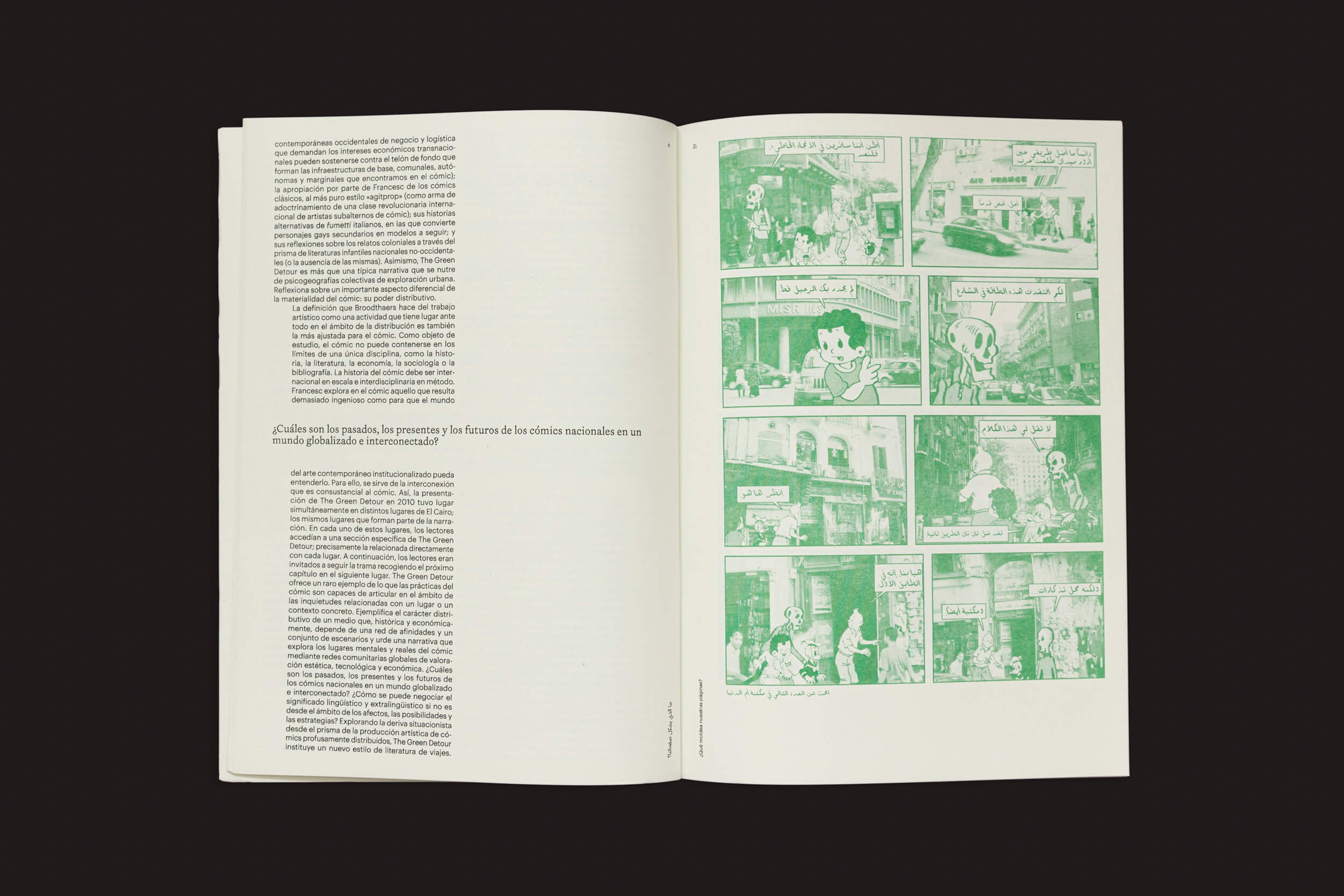 O livro aberto "¿Qué moldea nuestras páginas?: Vários artistas" da Handshake mostra uma página de texto à esquerda e painéis de histórias em quadrinhos em tons de verde à direita, explorando identidades compartilhadas com personagens em várias cenas com balões de fala em espanhol.