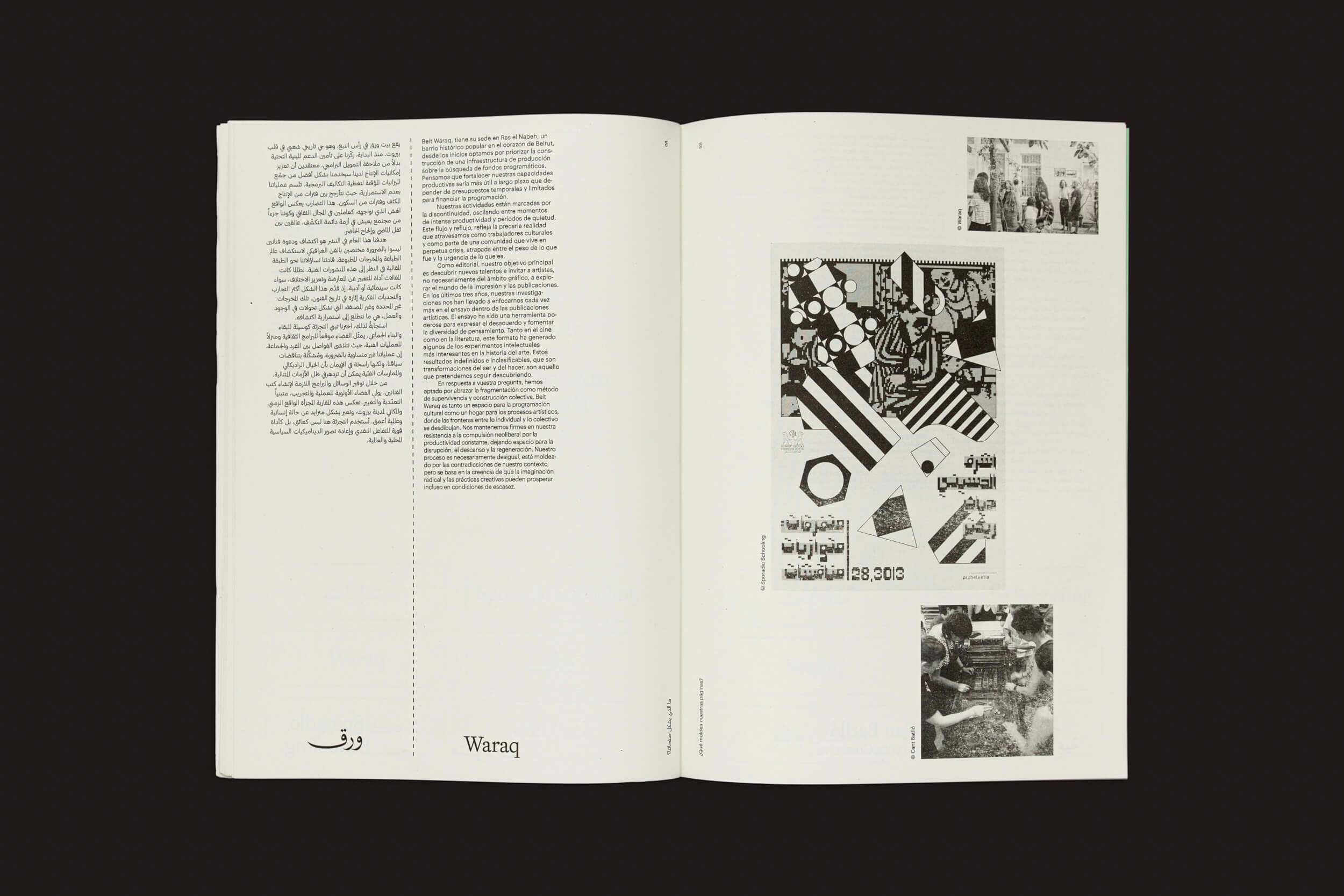 A revista "¿Qué moldea nuestras páginas?: Vários artistas" da Handshake está aberta sobre um fundo preto. A página da esquerda exibe texto em árabe, enquanto a da direita mostra arte geométrica e duas pequenas fotos de pessoas, com "Waraq" no canto inferior esquerdo, ilustrando uma identidade compartilhada.