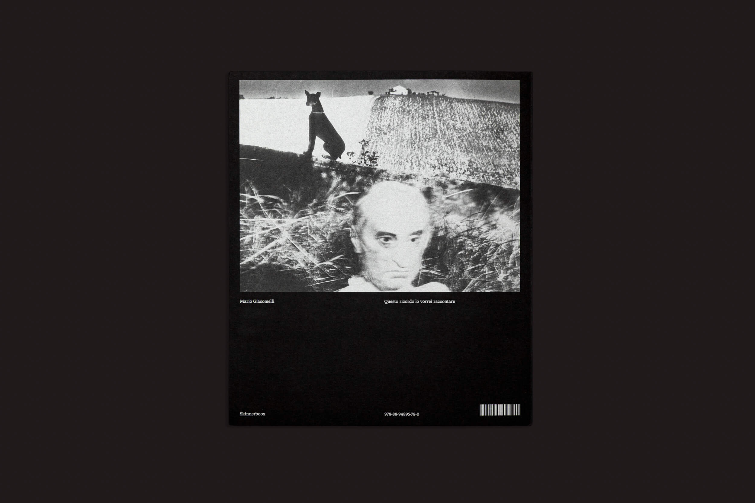 O pôster em preto e branco de "Mario Giacomelli: Questo ricordo lo vorrei raccontare", de Skinnerboox, captura fotografia artística com um gato no telhado, um retrato de homem e elementos espirituais no texto. O título "Baku Cinematic" contrasta com o fundo escuro.