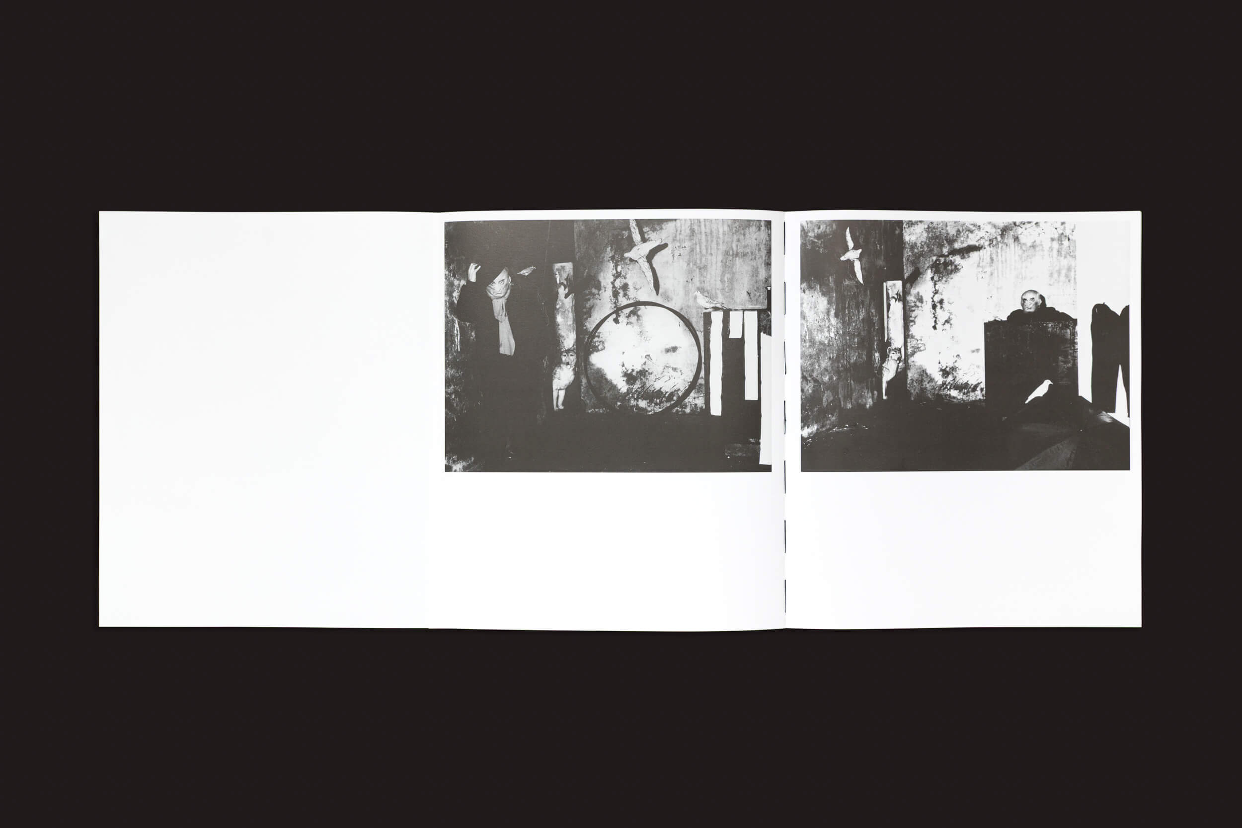 Um livro aberto sobre fundo preto, apresentando Mario Giacomelli: Questo ricordo lo vorrei raccontare, de Skinnerboox. A página da esquerda exibe um tambor e uma figura em pé; a da direita, uma figura diante de um fundo escuro. Ambas as páginas são ricas em elementos espirituais e emolduradas por amplas margens brancas.