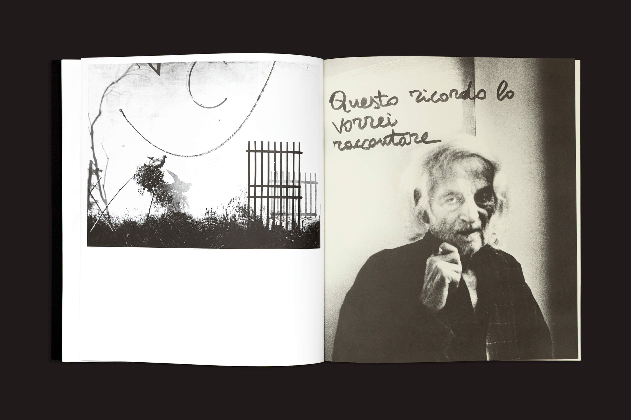 Um livro aberto revela uma imagem impressionante de Mario Giacomelli; formas abstratas se misturam a uma cerca à esquerda, e uma figura idosa à direita. Acima delas, o texto em italiano diz: "Questo ricordo lo vorrei raccontare", sugerindo elementos espirituais ocultos. Produto: Mario Giacomelli: Questo ricordo lo vorrei raccontare, de Skinnerboox.