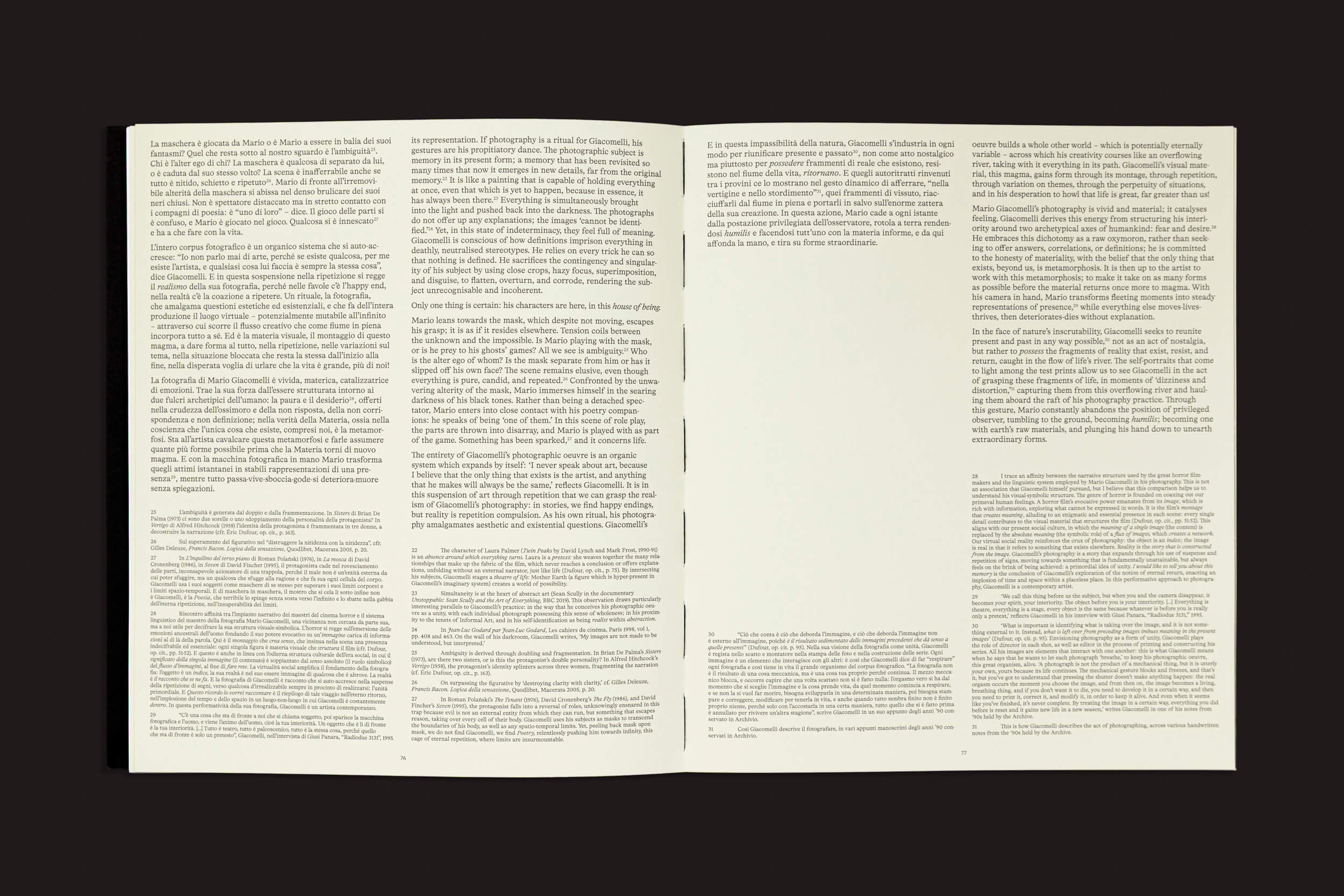 Um "Mario Giacomelli: Questo ricordo lo vorrei raccontare", de Skinnerboox, aberto, revela duas páginas densas e repletas de texto. Contra uma superfície escura, as páginas claras contrastam lindamente, ecoando o estilo narrativo de Giacomelli, onde cada detalhe transmite uma narrativa poderosa sem recursos visuais.