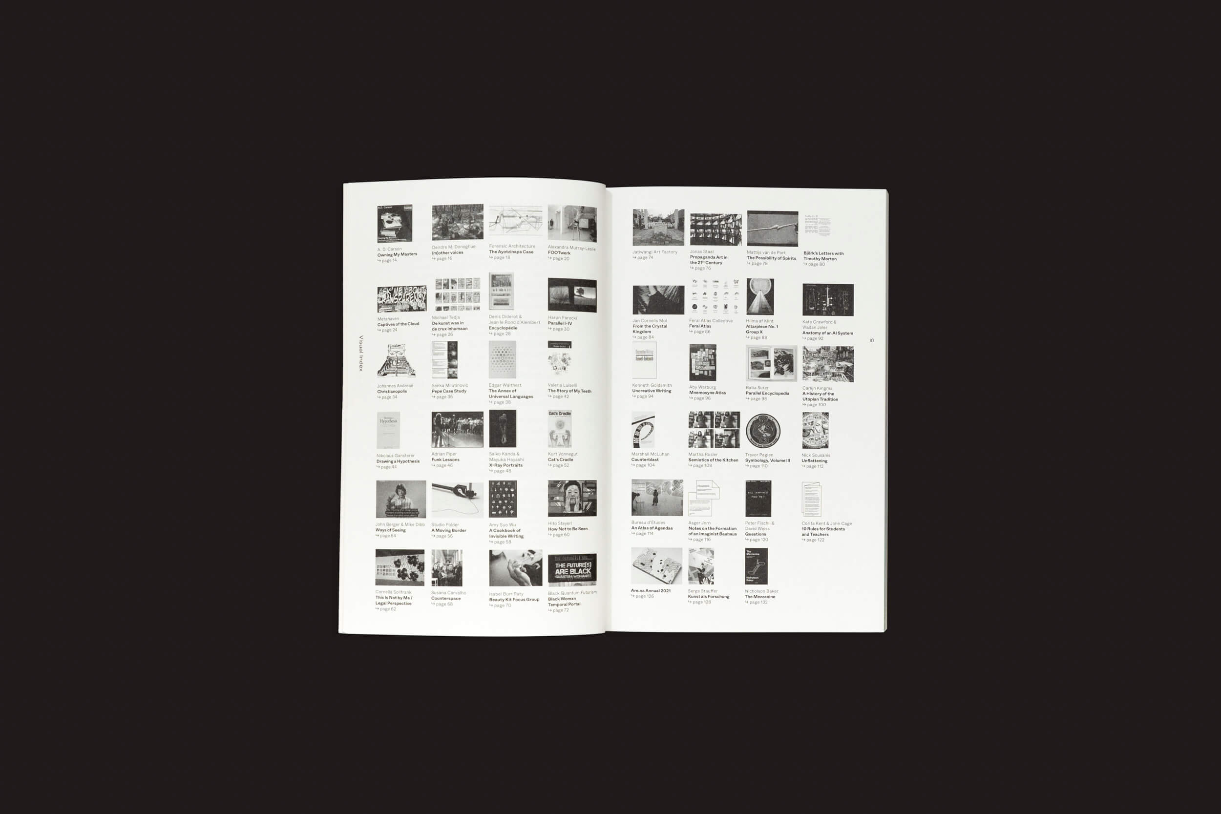 A revista aberta sobre fundo preto exibe Research For People Who (Think They) Would Rather Create, de Dirk Vis, por Onomatopee, apresentando um layout de grade de imagens em preto e branco com legendas de texto, incluindo ilustrações, fotografias e vislumbres do processo de criação.