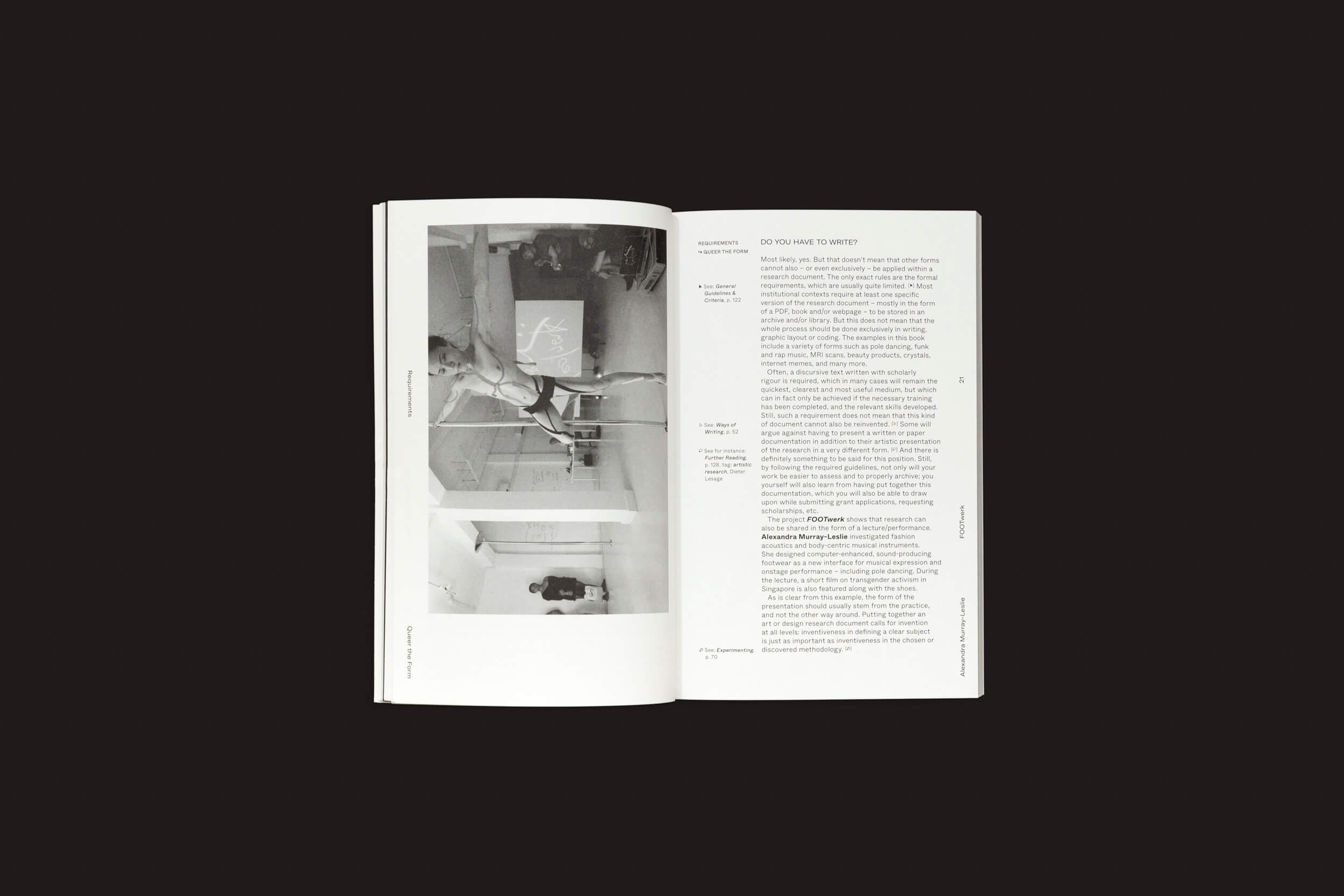 Uma revista aberta com Dirk Vis: Research For People Who (Think They) Would Rather Create, de Onomatopee, mostra um artista de tecidos aéreos em tons de cinza à esquerda e detalhes do processo à direita, sobre um fundo preto.