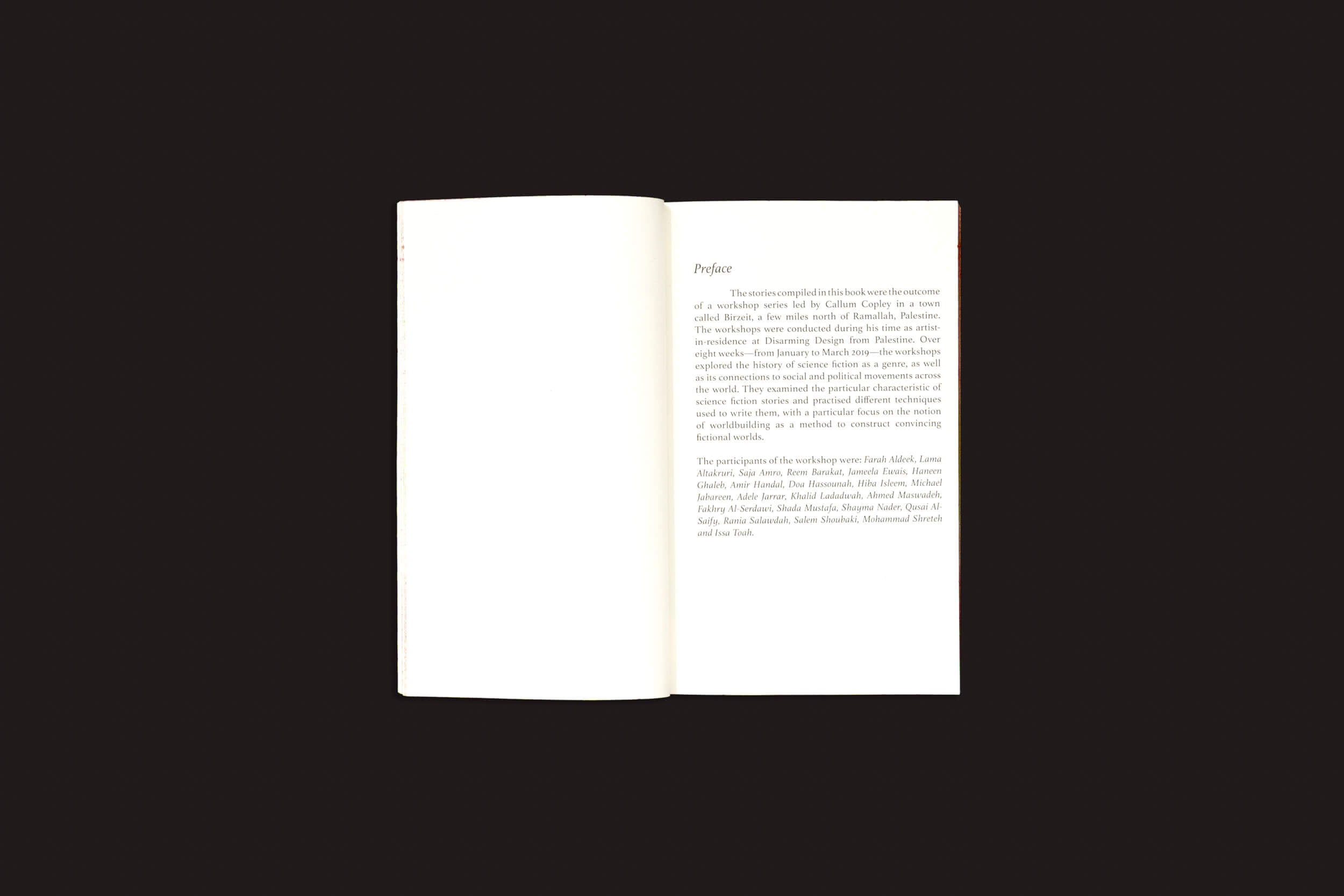 Um livro aberto intitulado "Reworlding Ramallah - Short Science Fiction Stories from Palestine", de Onomatopee, está sobre um fundo preto. A página da esquerda, marcada como Prefácio, detalha "Ficção Científica Palestina", ecoando temas dos workshops de Callum Copley, enquanto a página da direita está em branco para inspiração.