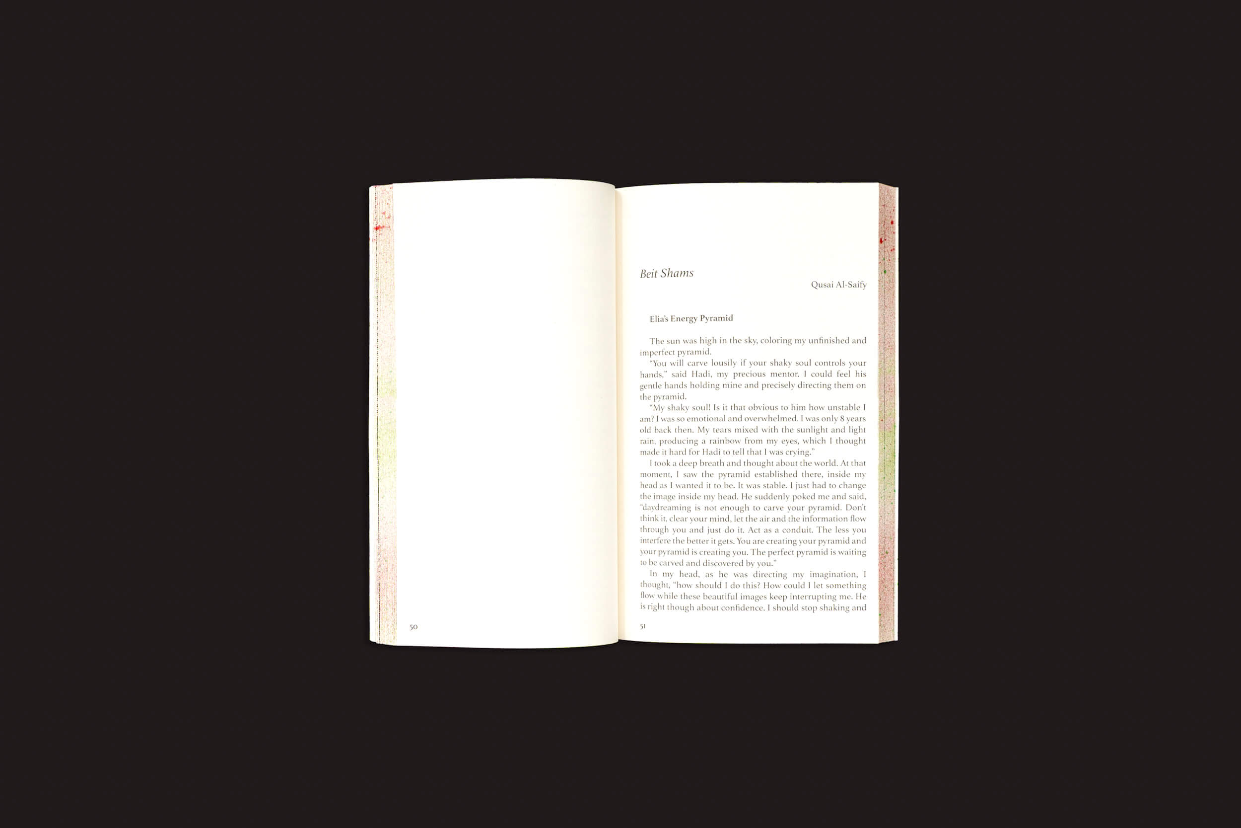 Um livro aberto sobre um fundo preto exibe texto em duas páginas. A página da esquerda exibe o título "Reworlding Ramallah - Short Science Fiction Stories from Palestine", de Onomatopee, refletindo temas de histórias da Cisjordânia. A página da direita começa com "Ella fica com a tinta..." em texto preto simples.