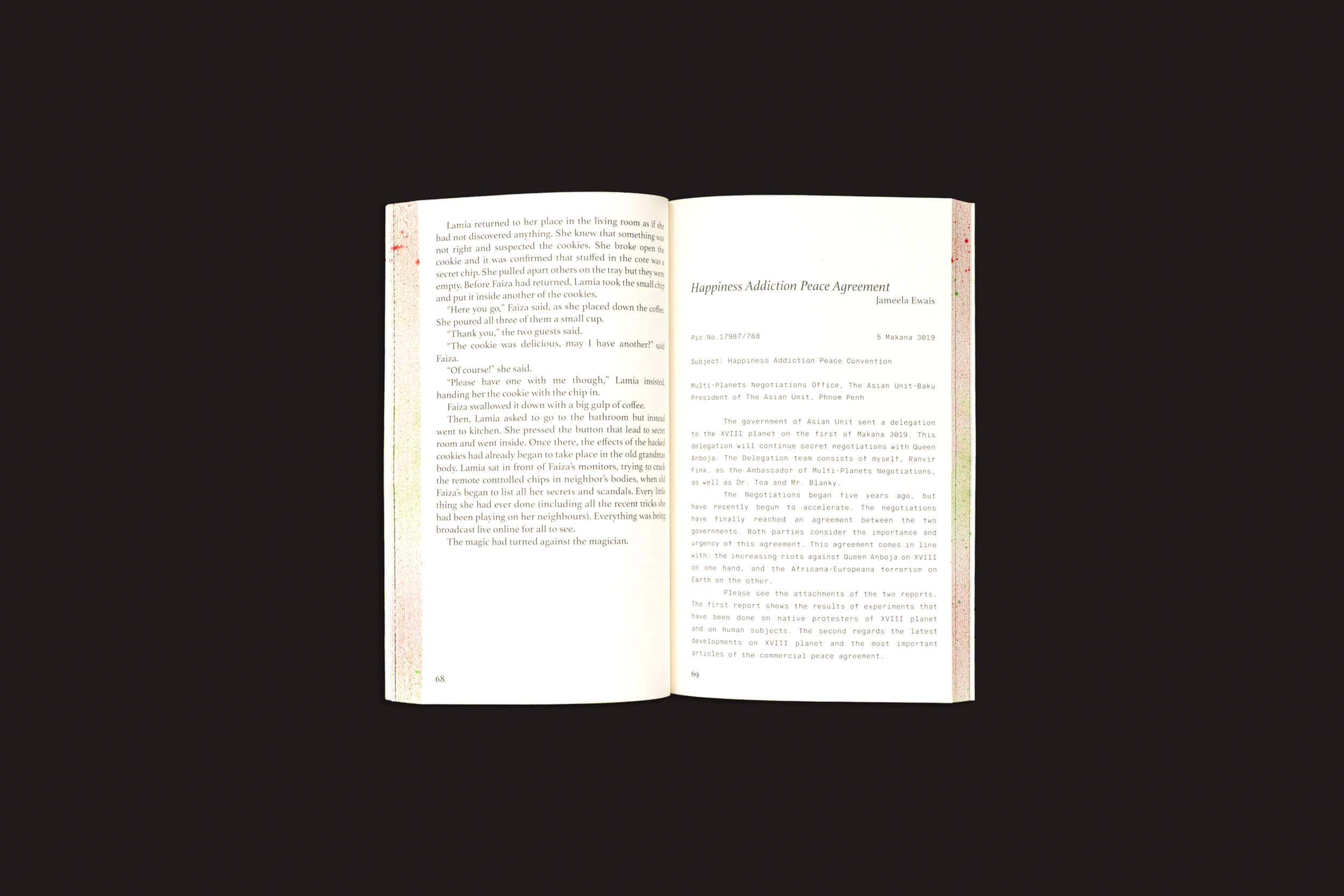 Um livro intitulado "Reworlding Ramallah - Short Science Fiction Stories from Palestine", de Onomatopee, com texto em inglês em ambas as páginas, repousa sobre um fundo preto simples.