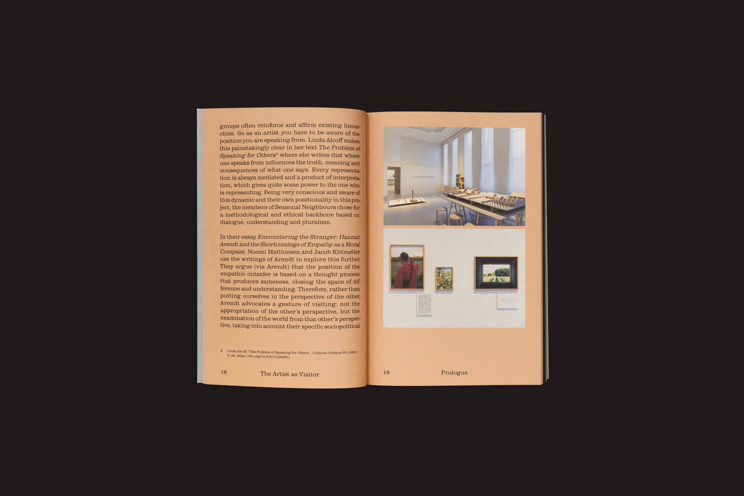 O produto Seasonal Neighbours: Seasonal Matters Rural Relations da Onomatopee apresenta um livro aberto em um fundo preto, com texto à esquerda e fotos de exposição de arte à direita, explorando práticas artísticas. As páginas marrom-claras são adornadas com insights, e a página direita é marcada como Prologue na parte inferior.