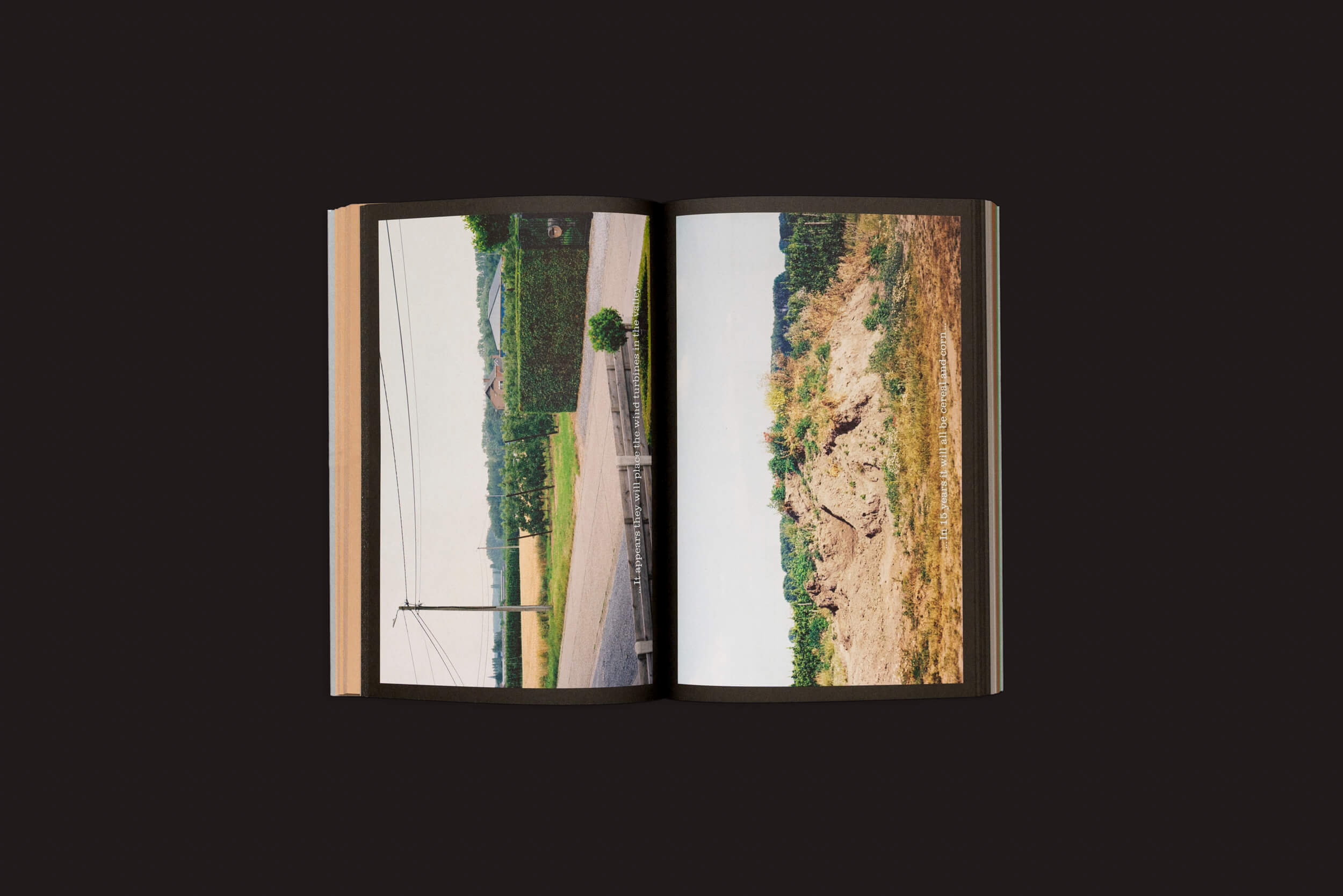 O livro aberto Seasonal Neighbours: Seasonal Matters Rural Relations, de Onomatopee, apresenta fotos de paisagens impressionantes — uma estrada com linhas de energia atravessando campos à esquerda e um terreno árido e rochoso sob um céu nublado à direita — capturando artisticamente as conexões rurais.