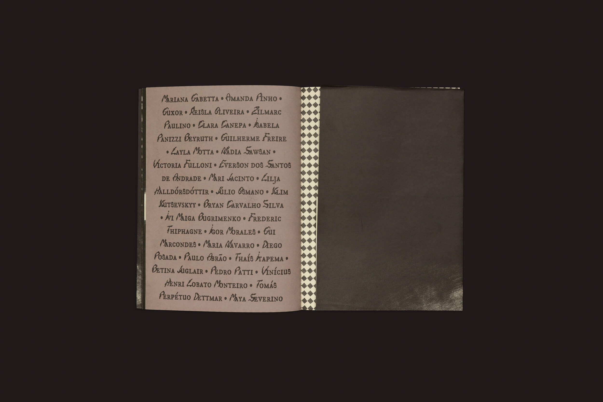 O livro aberto Sintomas: Vários Artistas de Selo Turvo apresenta uma página esquerda com nomes em letra cursiva sobre um fundo rosa que lembra uma publicação coletiva, uma página direita em branco com fundo preto e um padrão vertical decorativo em preto e branco entre as páginas.