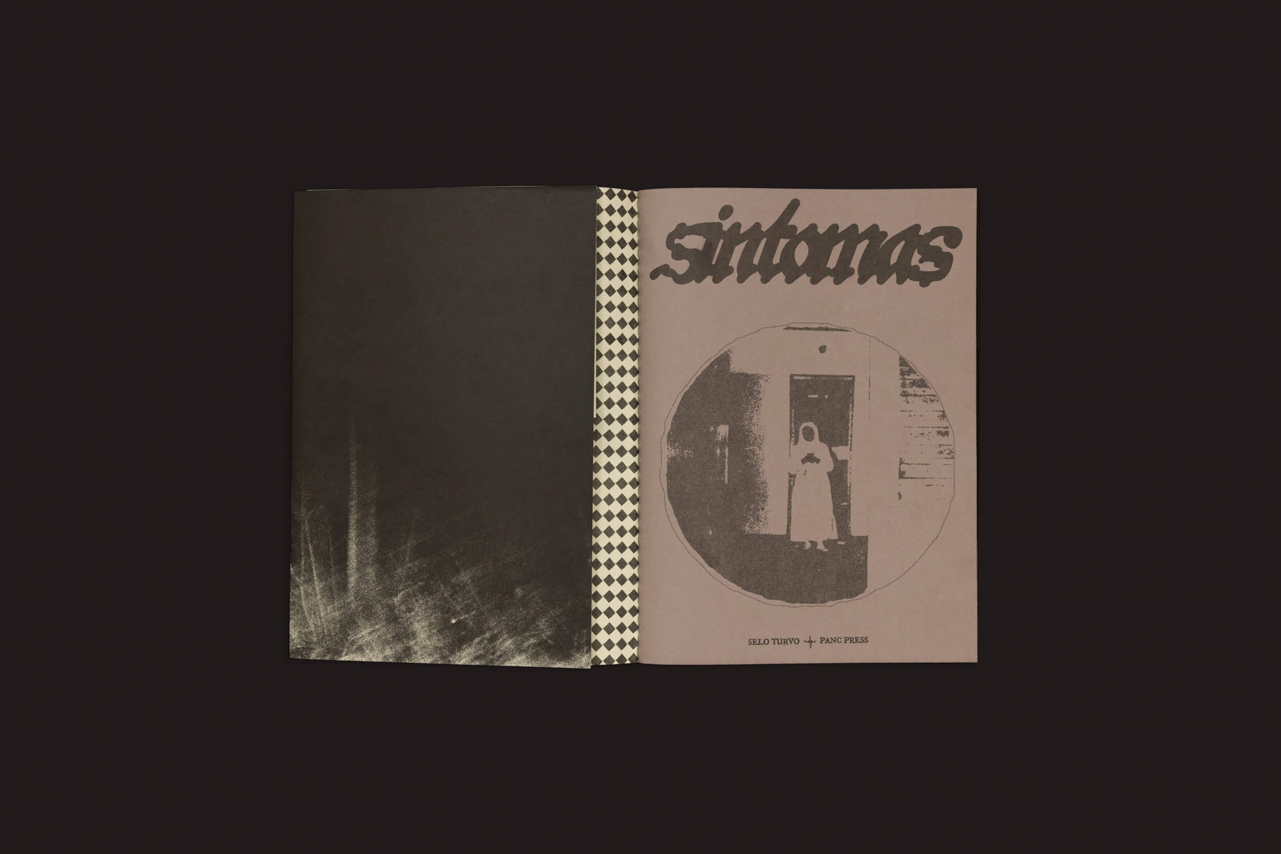 Um livro aberto com fundo escuro. A página da esquerda exibe preto com padrões brancos tênues, enquanto a página da direita é intitulada síntomas em negrito, apresentando uma imagem circular monocromática de uma pessoa em uma porta — capturando a essência de Sintomas: Vários Artistas de Selo Turvo.