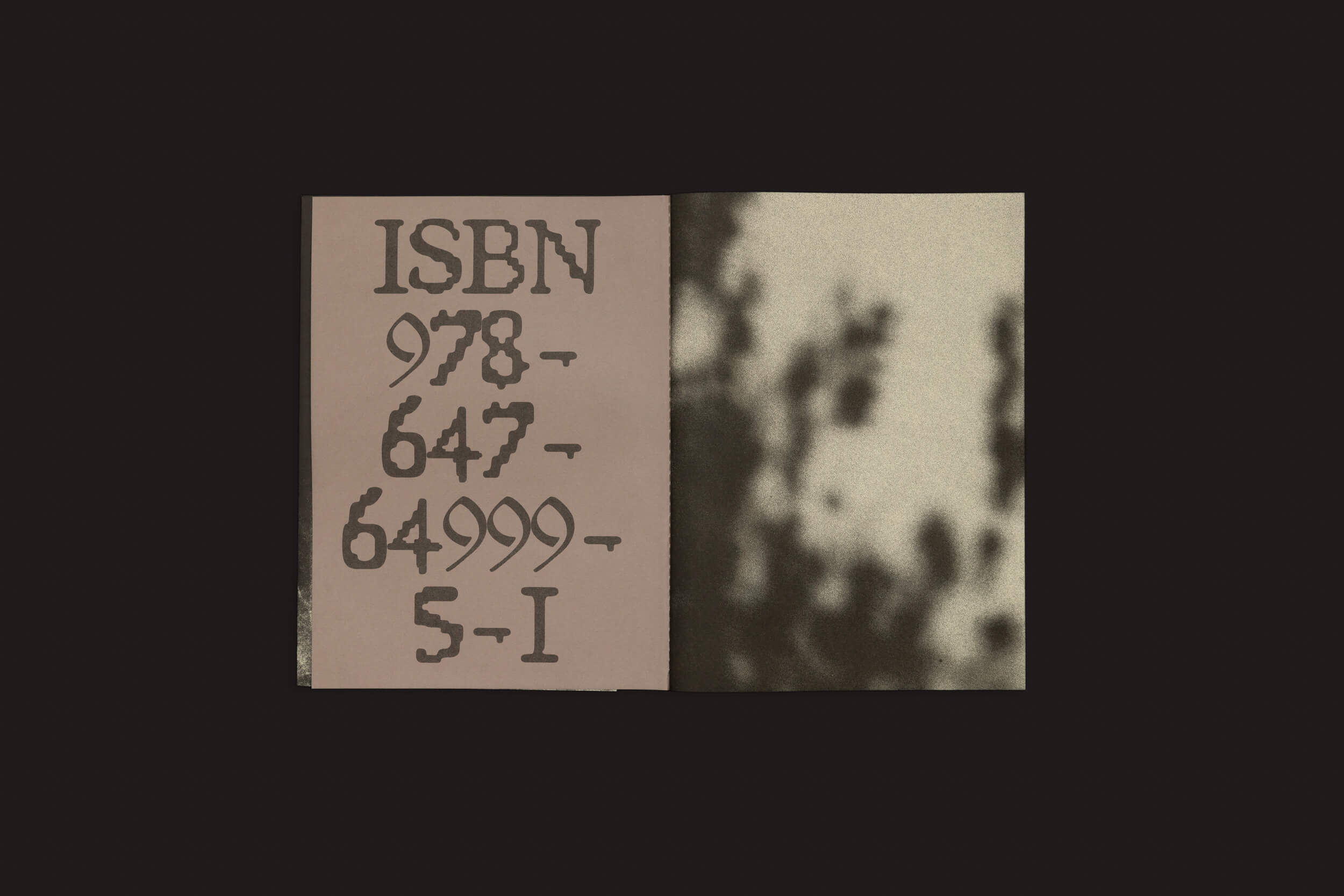 O livro aberto mostra o ISBN 978-647-64999-5-1 em uma página e uma sombra borrada como folhagem na outra, capturando a essência de um vilarejo sob o luar. Essa mistura mágica espelha Sintomas: Vários Artistas de Selo Turvo, contra um fundo escuro.
