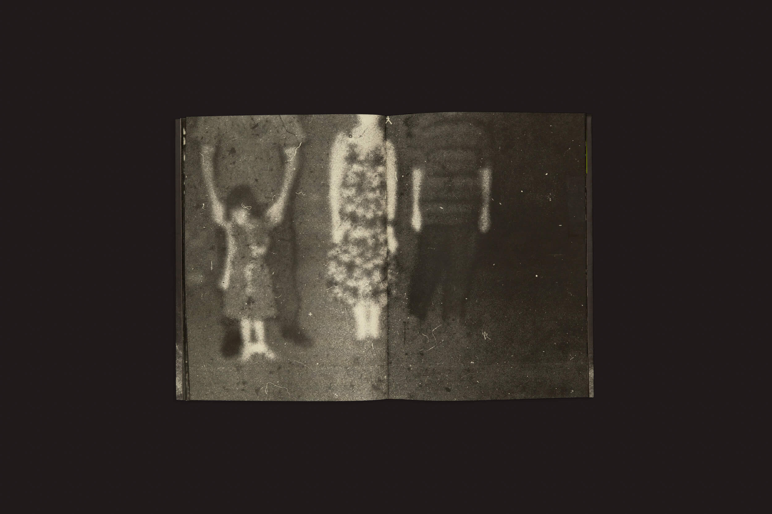 Uma imagem borrada e em tons de sépia captura três figuras pouco claras — talvez uma criança com os braços levantados e dois adultos — contra um fundo escuro. Isso evoca um ambiente misterioso e vintage, semelhante a uma antiga publicação coletiva capturando a vida em um vilarejo enigmático. Destaque em Sintomas: Vários Artistas de Selo Turvo.