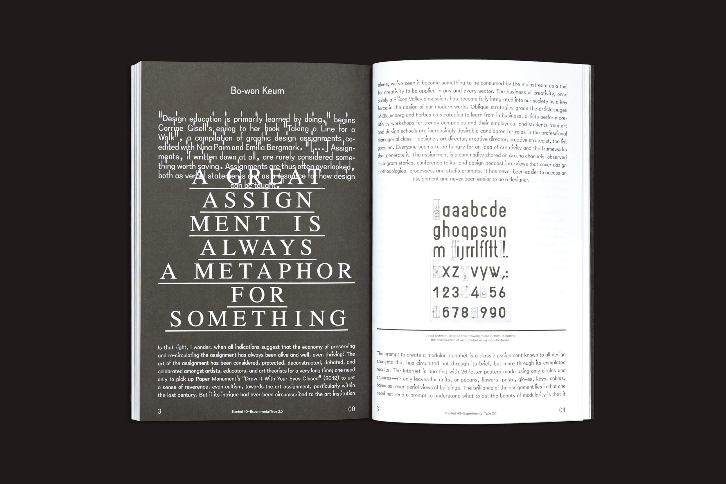 Um livro aberto mostra duas páginas: a da esquerda apresenta uma citação em negrito e centralizada sobre design como metáfora; a da direita mistura texto com um diagrama de alfabeto em fontes variadas, ecoando os experimentos tipográficos encontrados em Slanted: #40—Experimental Type 2.0 da Slanted Publishers.