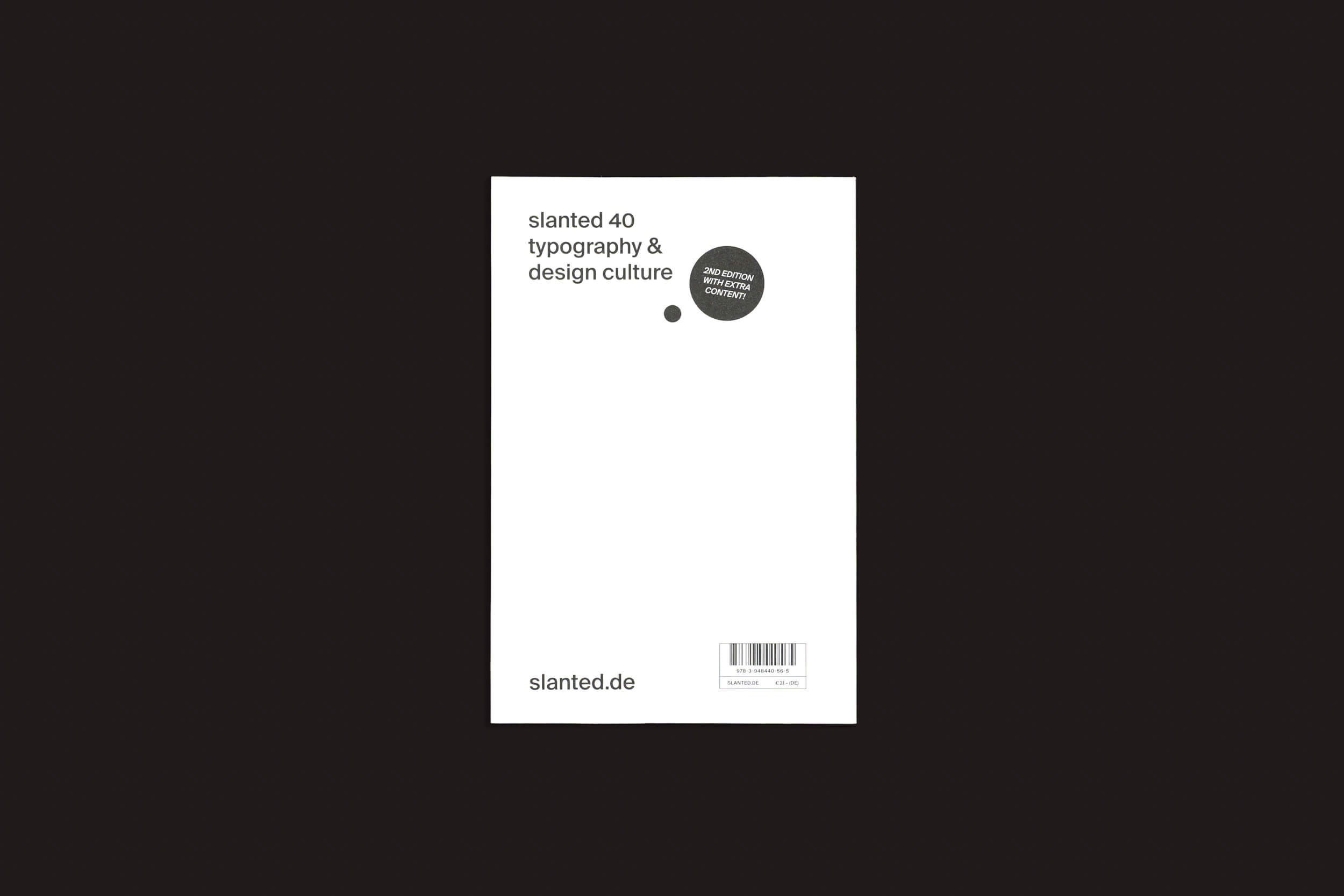 O fundo preto apresenta uma capa de livro branca com "Slanted: #40—Experimental Type 2.0" em texto preto. Um pequeno círculo diz "perspective graphic life experience". Experimentos tipográficos exclusivos aprimoram o design, com um código de barras na parte inferior e "slanted.de" no canto inferior esquerdo. Marca: Slanted Publishers.