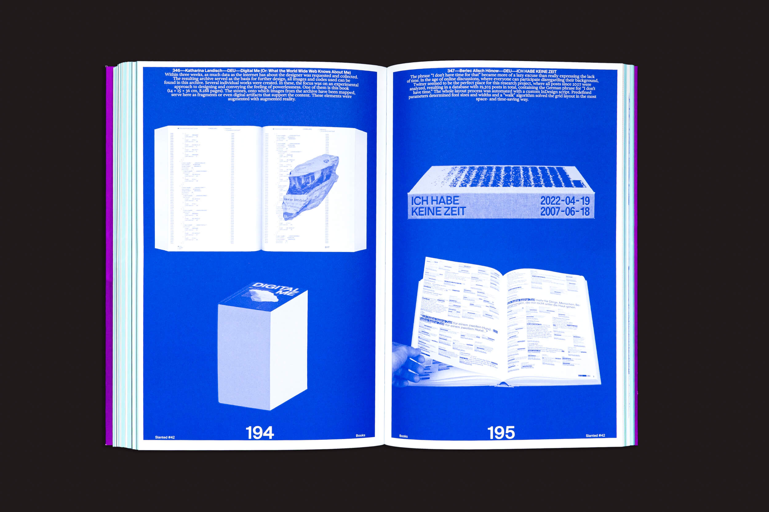 Slanted: #42 Books" da Slanted Publishers apresenta as páginas 194 e 195 contra um fundo escuro. As páginas azuis com texto branco exibem imagens de um bloco 3D, uma mão segurando um livro experimental e um calendário, exibindo estratégias de design inovadoras.