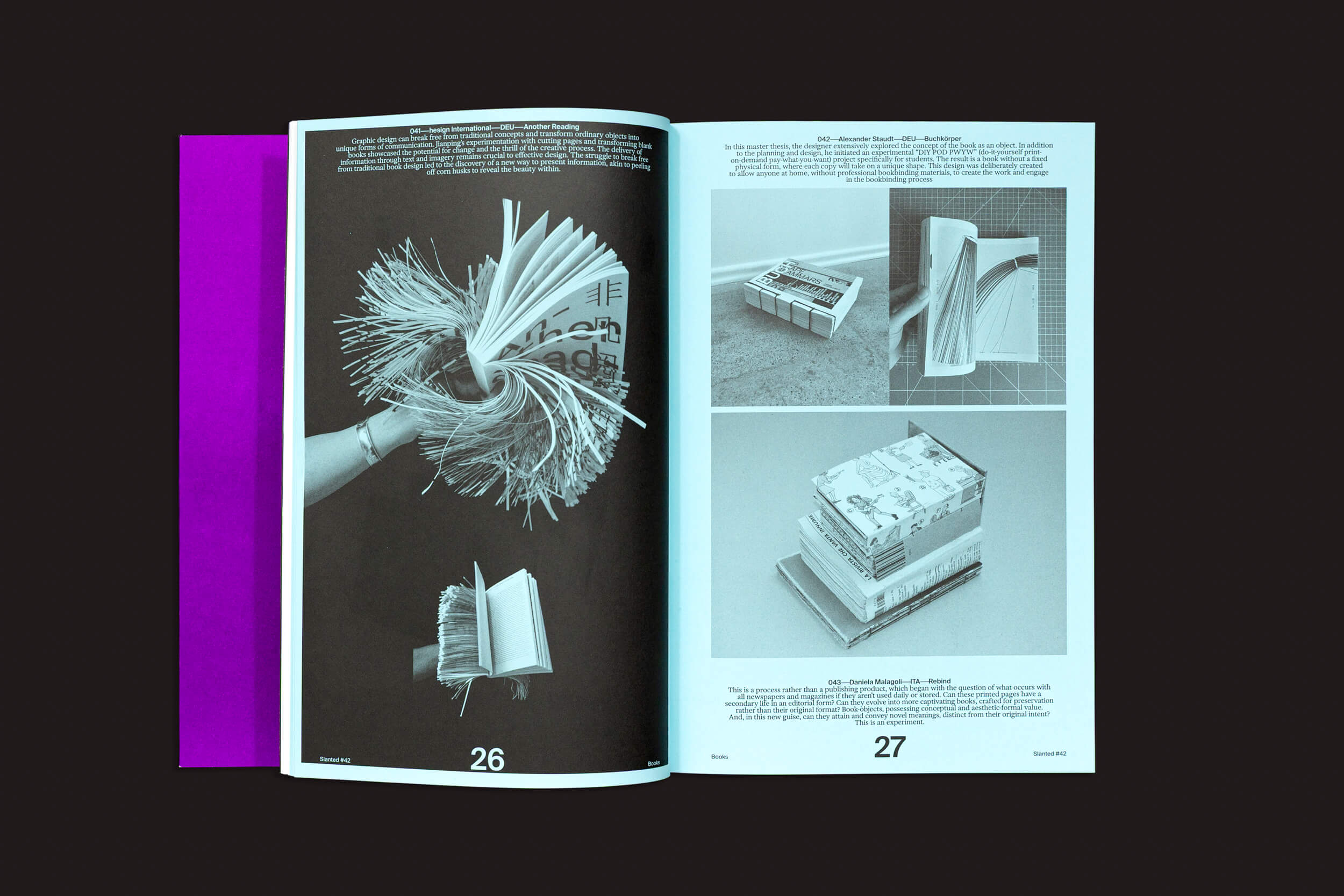 Inclinado: #42 Books da Slanted Publishers apresenta uma revista aberta com livros experimentais e designs explodidos na página 26 e estratégias criativas de encadernação na página 27, em um fundo escuro com detalhes em roxo brilhante.