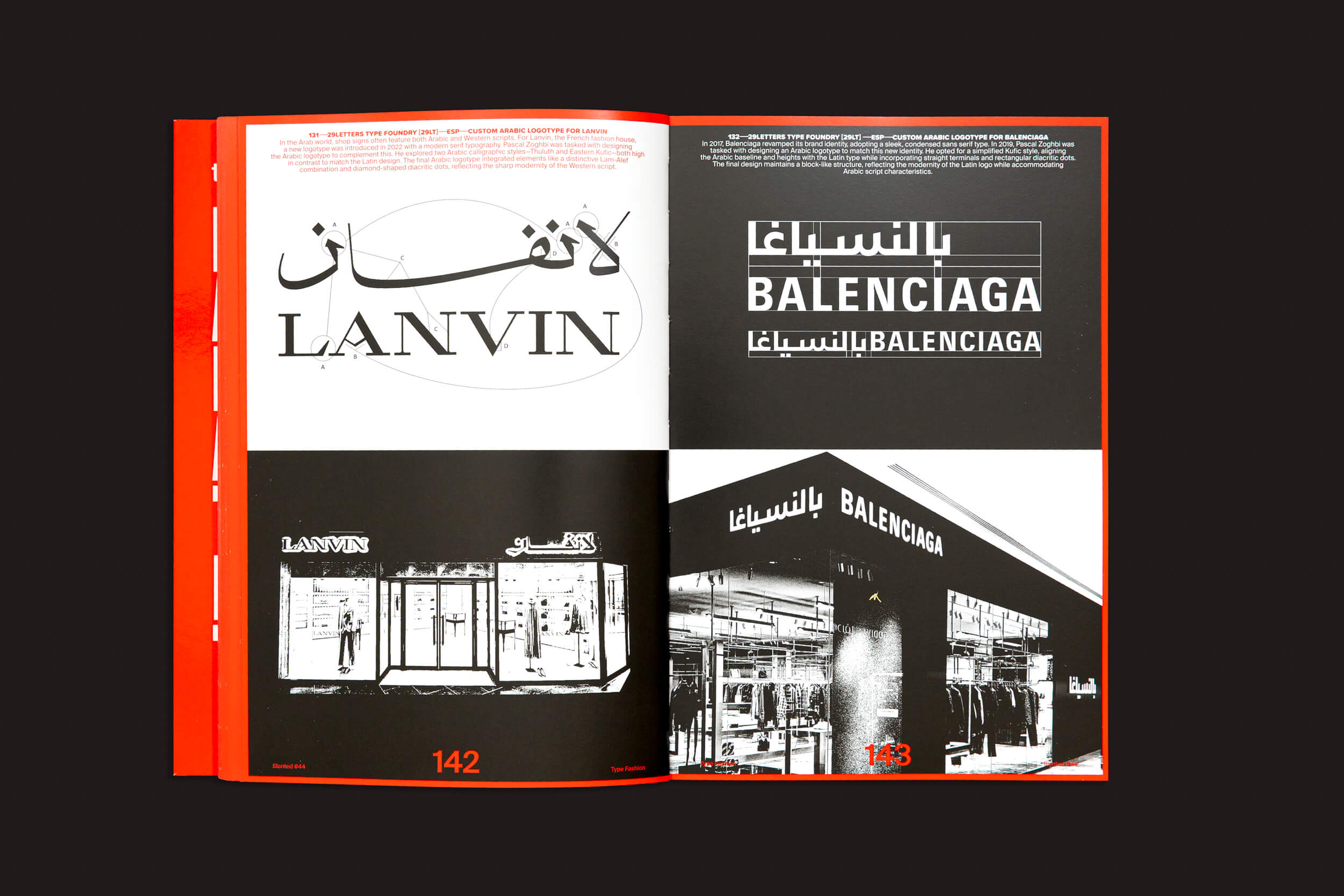 Um livro aberto repousa sobre um fundo escuro, exibindo páginas em preto e branco. A página da esquerda ostenta "Lanvin" em árabe e inglês acima das imagens da loja, enquanto a da direita exibe "Balenciaga" de forma semelhante. Este design ousado simboliza a moda tipográfica moderna da Slanted: #44 Type Fashion da Slanted Publishers.