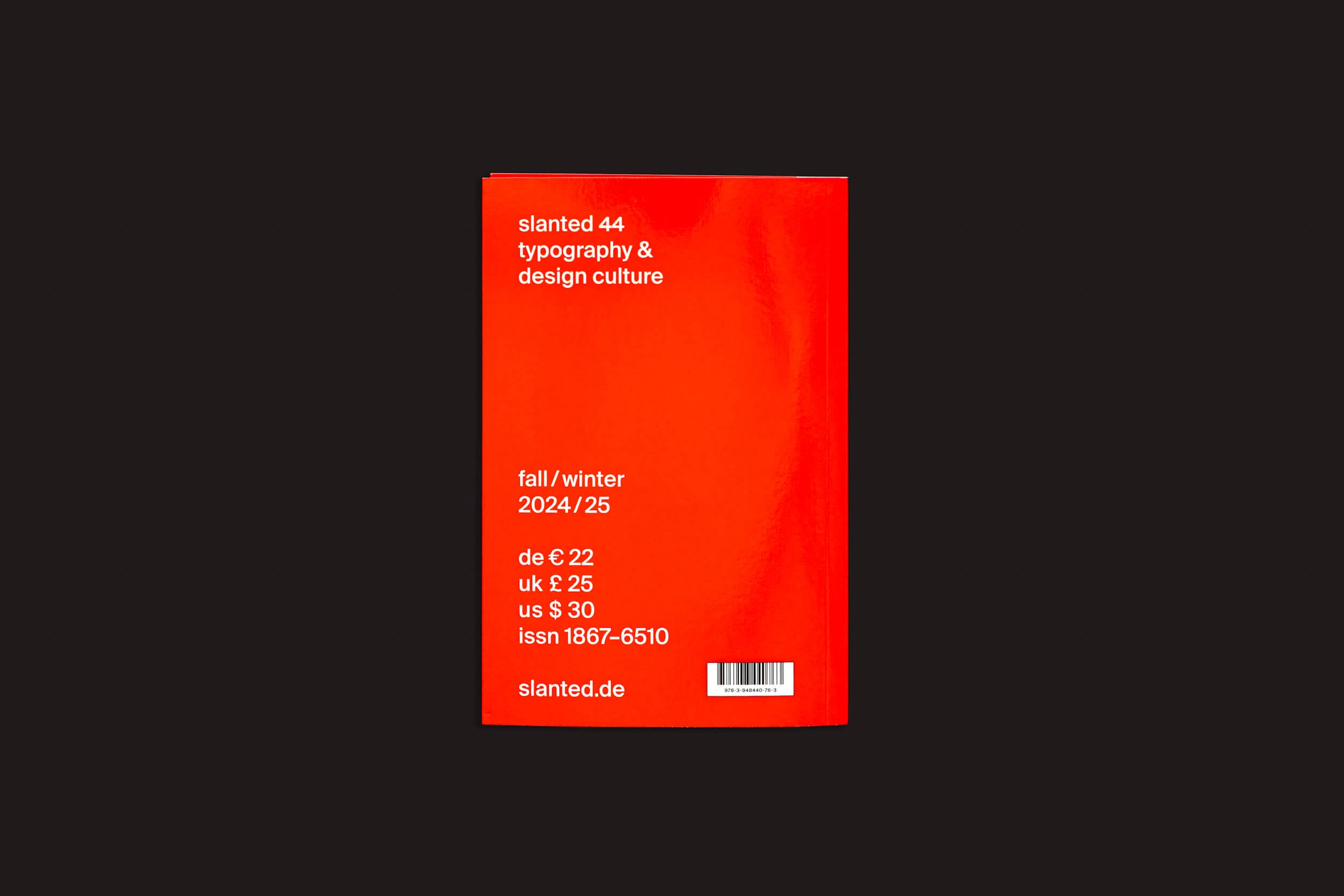 A imagem mostra a contracapa de "Slanted: #44 Type Fashion" da Slanted Publishers, em um fundo vermelho vibrante. O texto em branco lista os preços regionais para a edição Outono/Inverno 2024/25, apresentando um design de vanguarda e observando o ISSN 1867-6510.