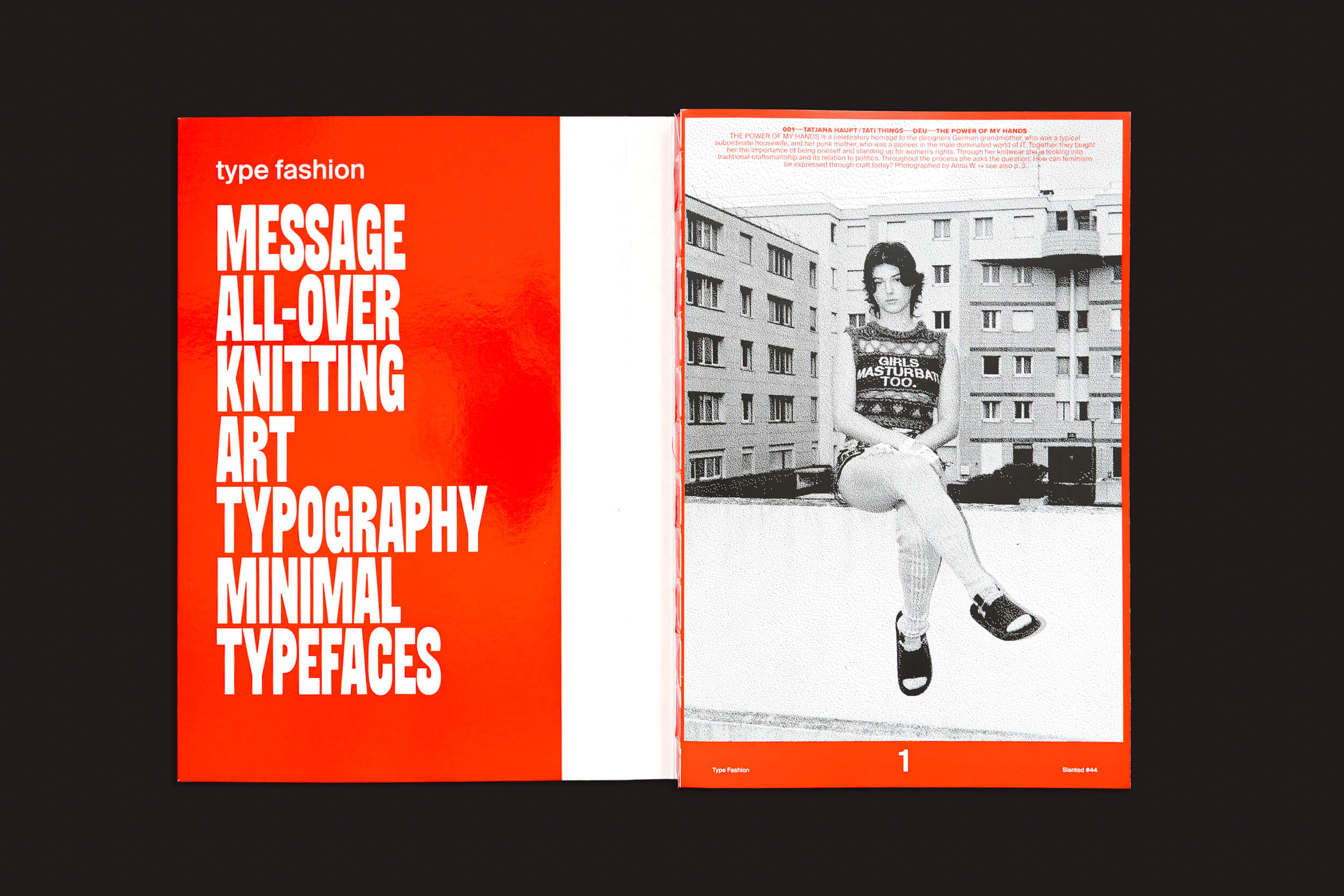 Uma revista aberta contra um fundo preto mostra Slanted: #44 Type Fashion da Slanted Publishers. A página da esquerda apresenta texto em negrito branco sobre vermelho com "tipografia na moda". À direita, uma pessoa sentada em um corrimão vestindo um top e shorts de expressão fashion, com prédios ao fundo.