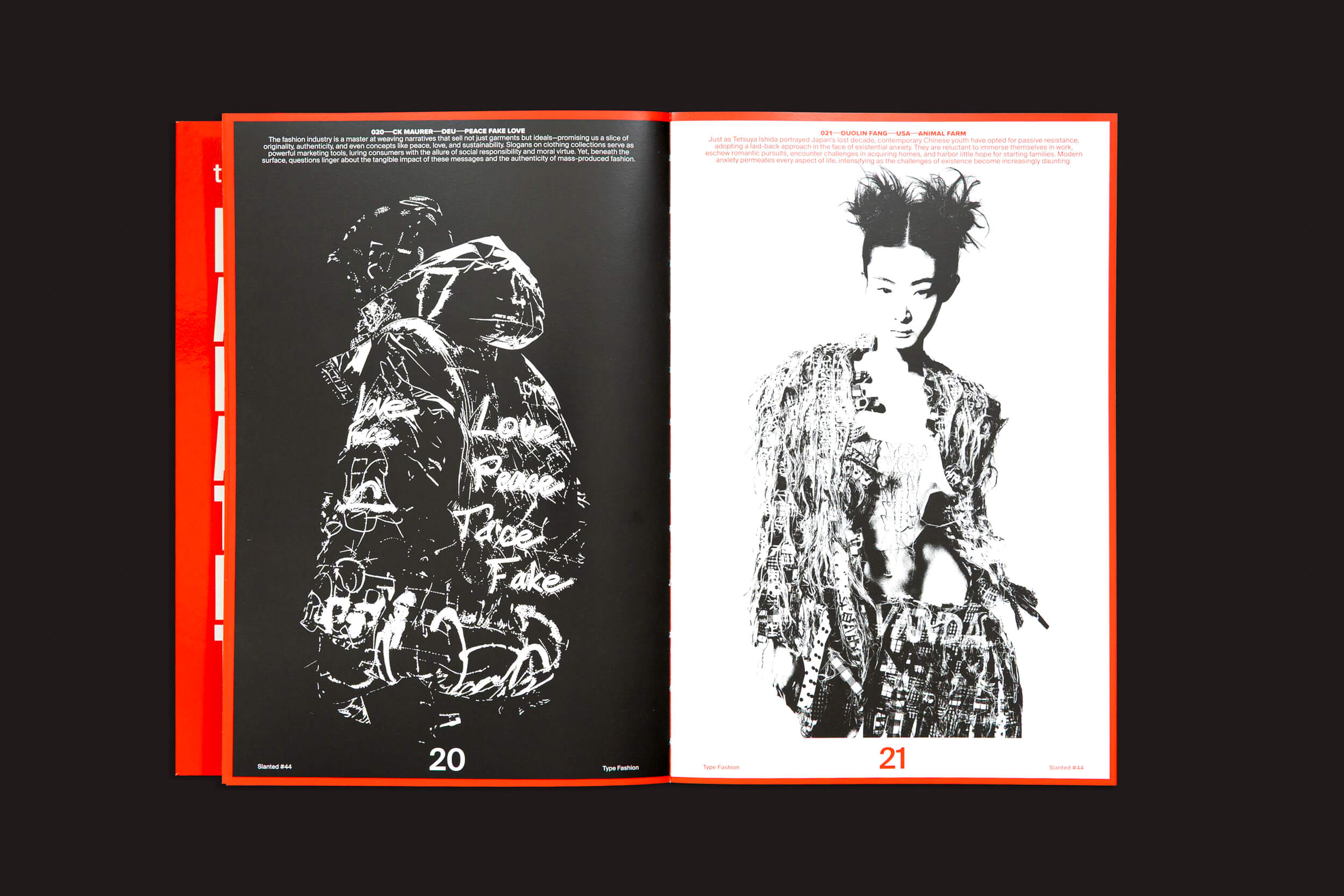 As páginas 20 e 21 de *Slanted: #44 Type Fashion* da Slanted Publishers apresentam uma ilustração artística em preto e branco na página esquerda de uma pessoa em uma roupa texturizada, enquanto a página direita exibe uma foto monocromática de expressão fashion com um padrão abstrato, incorporando o design vanguardista.