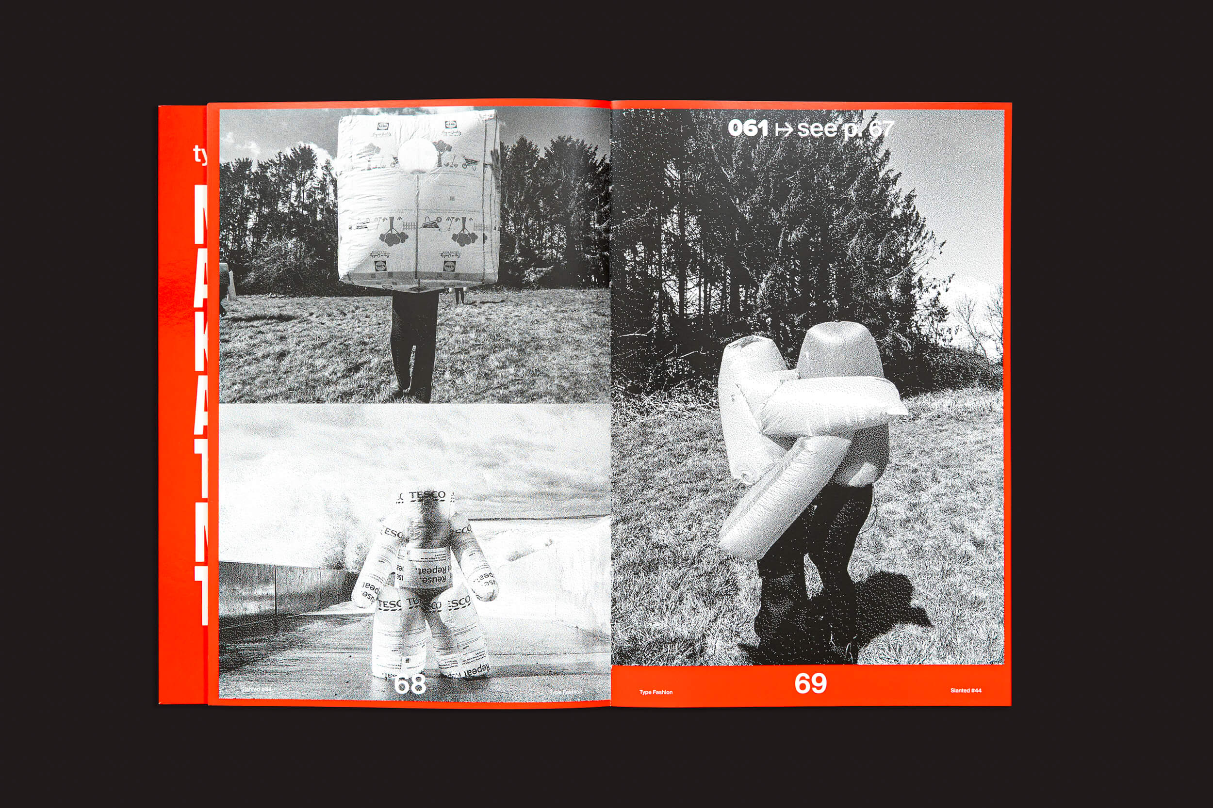 Uma publicação de duas páginas em Slanted: #44 Type Fashion da Slanted Publishers apresenta três fotos em preto e branco de pessoas vestindo ternos de vanguarda feitos de materiais grandes, quadrados e curvos, emoldurados por uma borda vermelha brilhante com texto e números brancos em negrito.