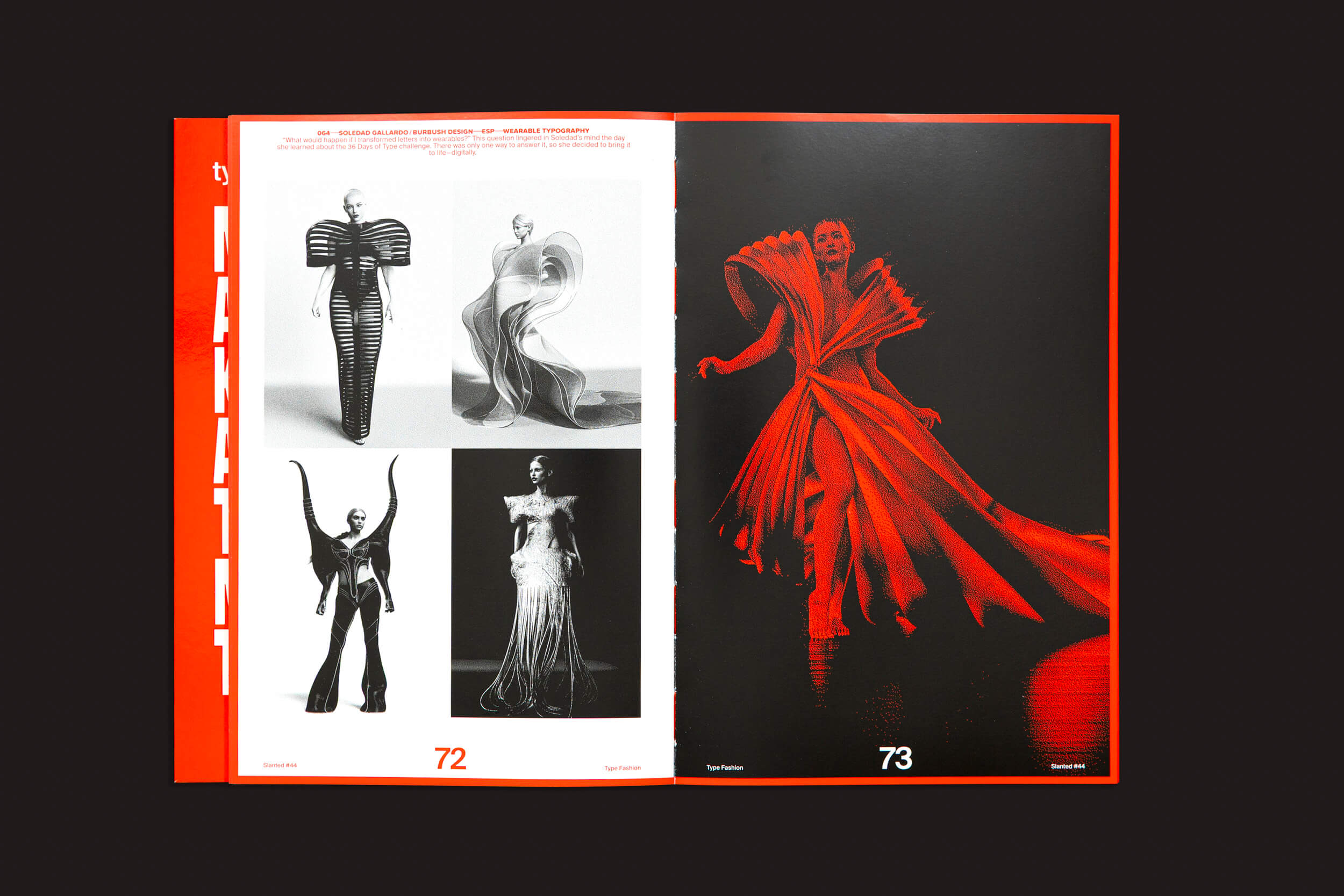 Em "Slanted: #44 Type Fashion" da Slanted Publishers, a página da esquerda (72) apresenta trajes futuristas em preto e branco, incluindo um conjunto listrado e um vestido escultural. À direita (73), uma imagem vermelha de alto contraste exibe um traje expressivo, dramático e fluido.