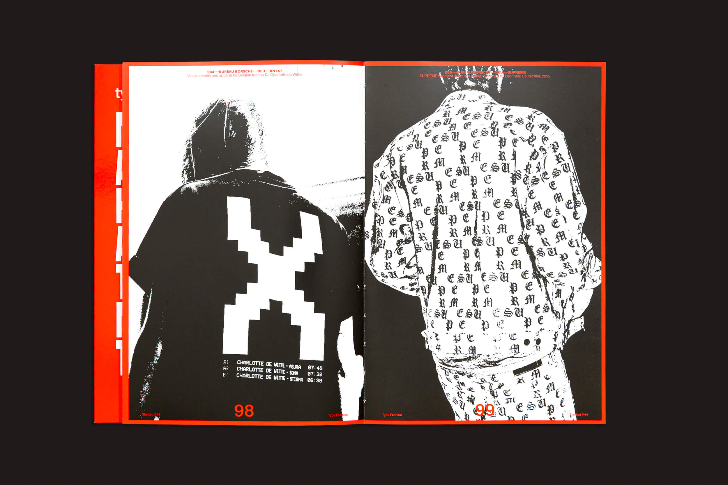 Em uma propagação aberta "Slanted: #44 Type Fashion" da Slanted Publishers, duas modelos posam elegantemente. A modelo da esquerda veste uma camisa escura com um X, capturando expressão fashion. A da direita veste uma roupa estampada com texto, contra um fundo minimalista vermelho e branco, incorporando tipografia na moda.