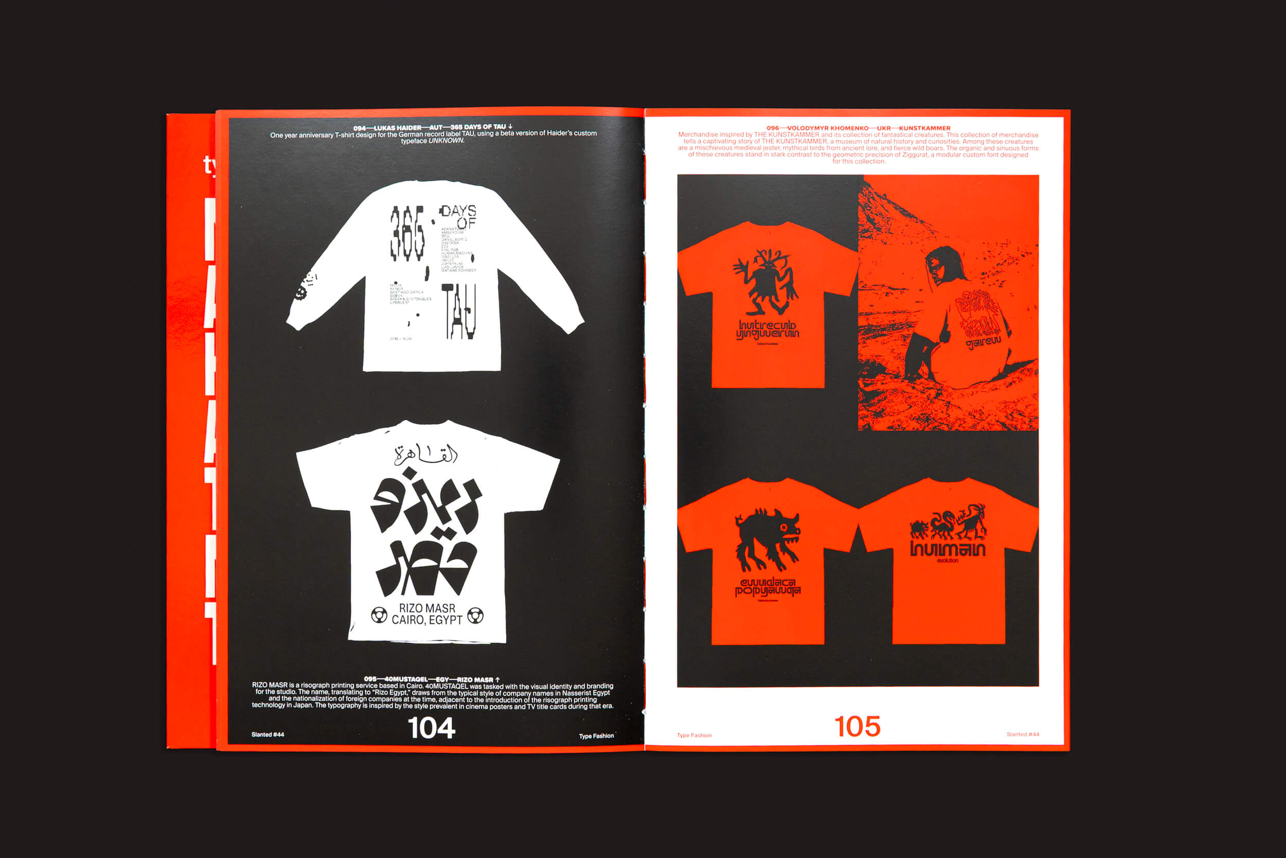 Slanted: #44 Type Fashion da Slanted Publishers apresenta tipografia na moda em duas páginas de designs de camisetas. A página 104 mostra camisetas pretas e brancas com texto em negrito, enquanto a página 105 destaca estilos preto e laranja, apresentando um design vanguardista em terreno rochoso.