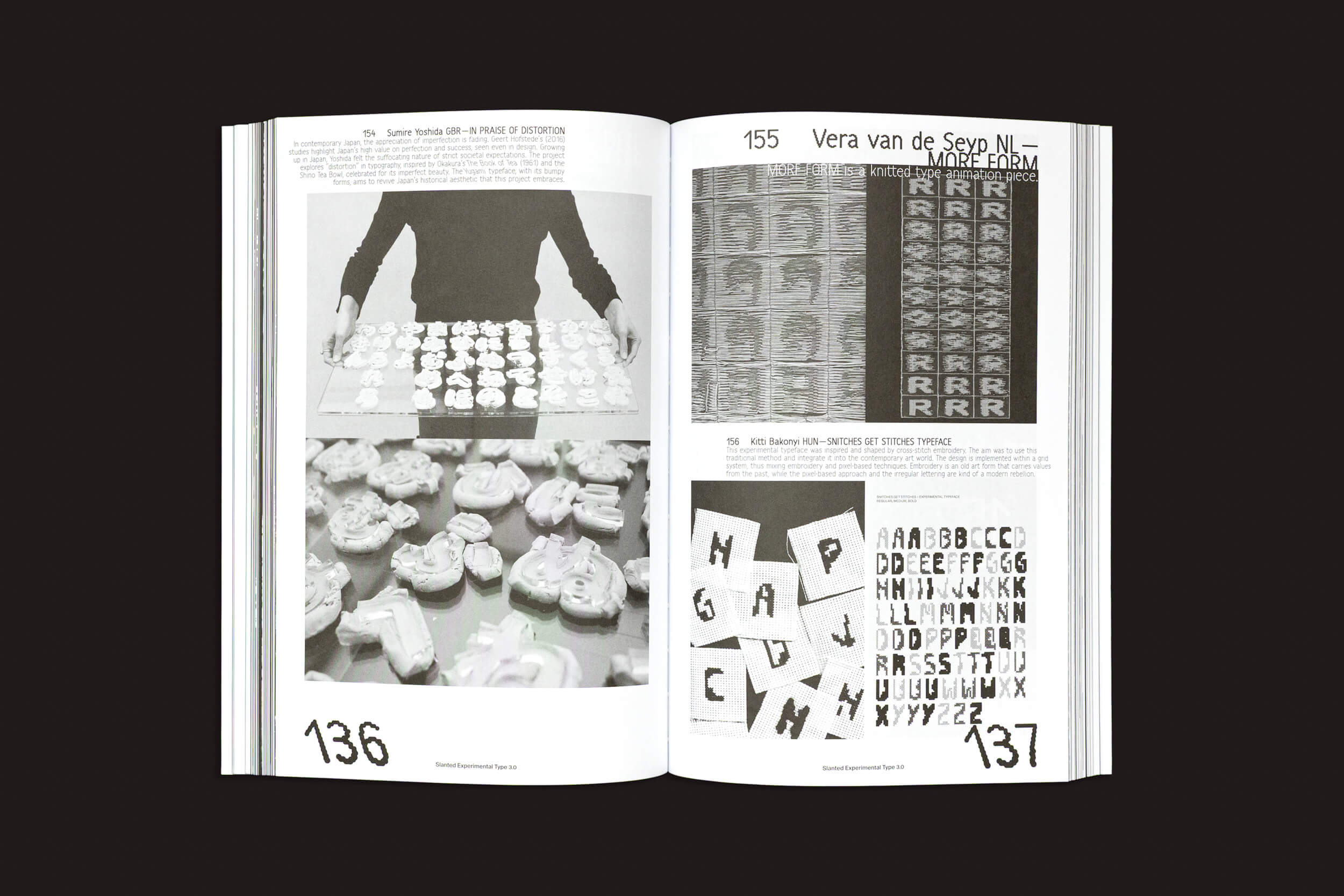 O livro aberto, "Slanted: Slanted Experimental Type 3.0", da Slanted Publishers, exibe imagens em preto e branco nas páginas 136 e 137, mostrando alguém organizando objetos, designs abstratos e uma grade de letras "R" em um estilo de tipografia experimental.
