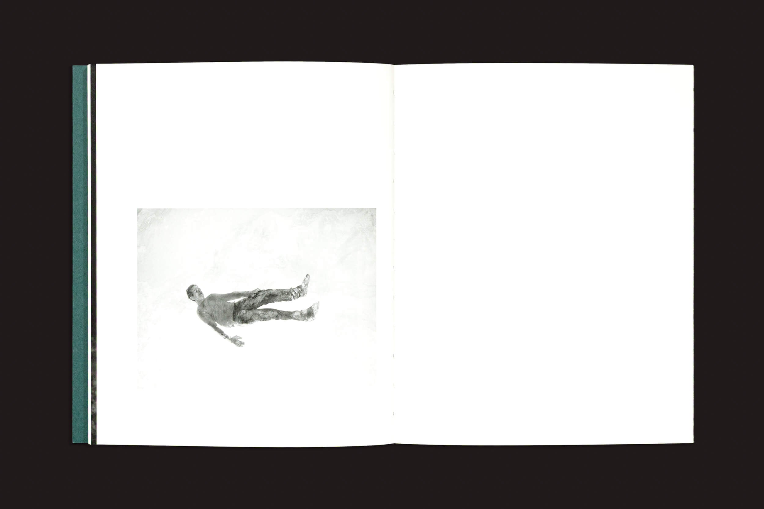 Um livro aberto com páginas brancas em sua maioria, exibindo uma pequena ilustração em tons de cinza na página esquerda, evoca o estilo de "Dylan Hausthor & Pia Paulina Guilmoth: Sleep Creek", de Void.