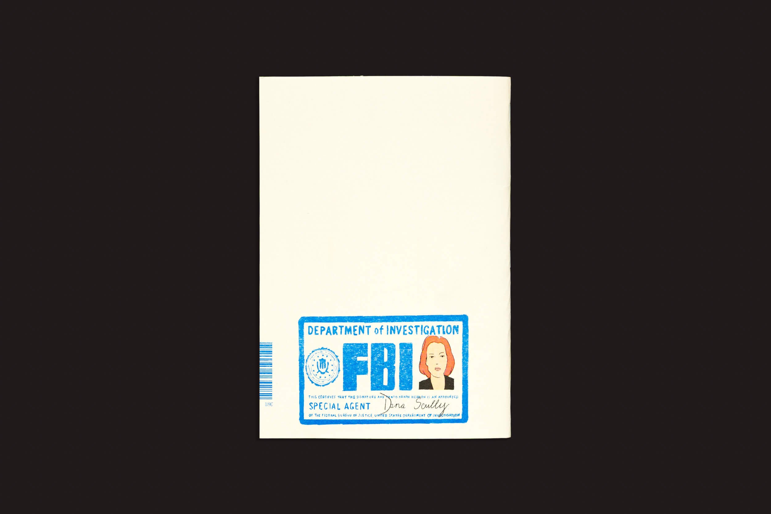 Uma pasta branca lisa com a capa de Melek Zertal: Sleepless da Fidéle Editions, com um emblema ilustrado na frente mostrando um rosto, logotipo e texto do Departamento de Investigação e da Agente Especial Dana Scully.